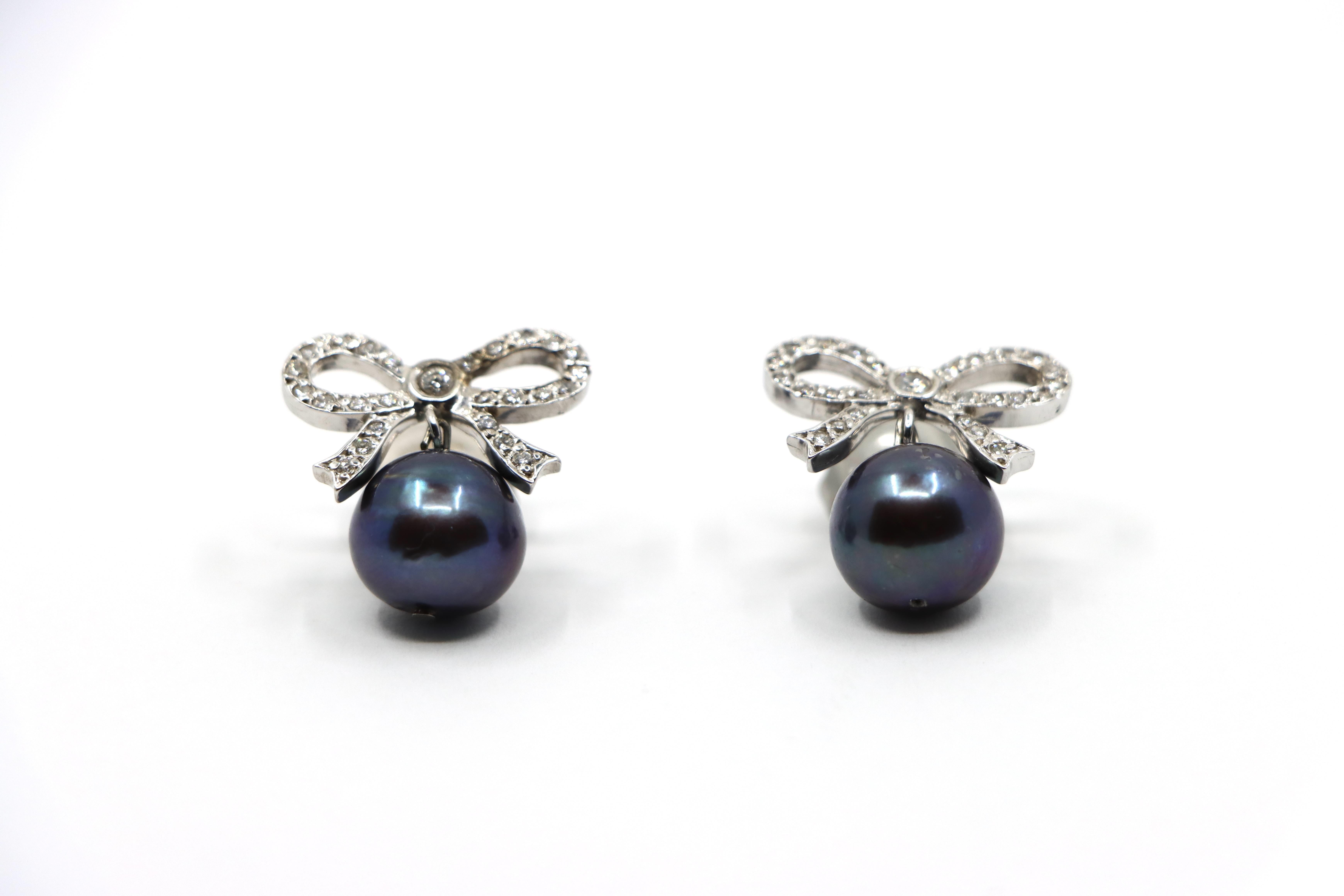 Orecchini con diamante e papillon in oro bianco 18 carati con perle nere In condizioni buone in vendita a Flushing, NY