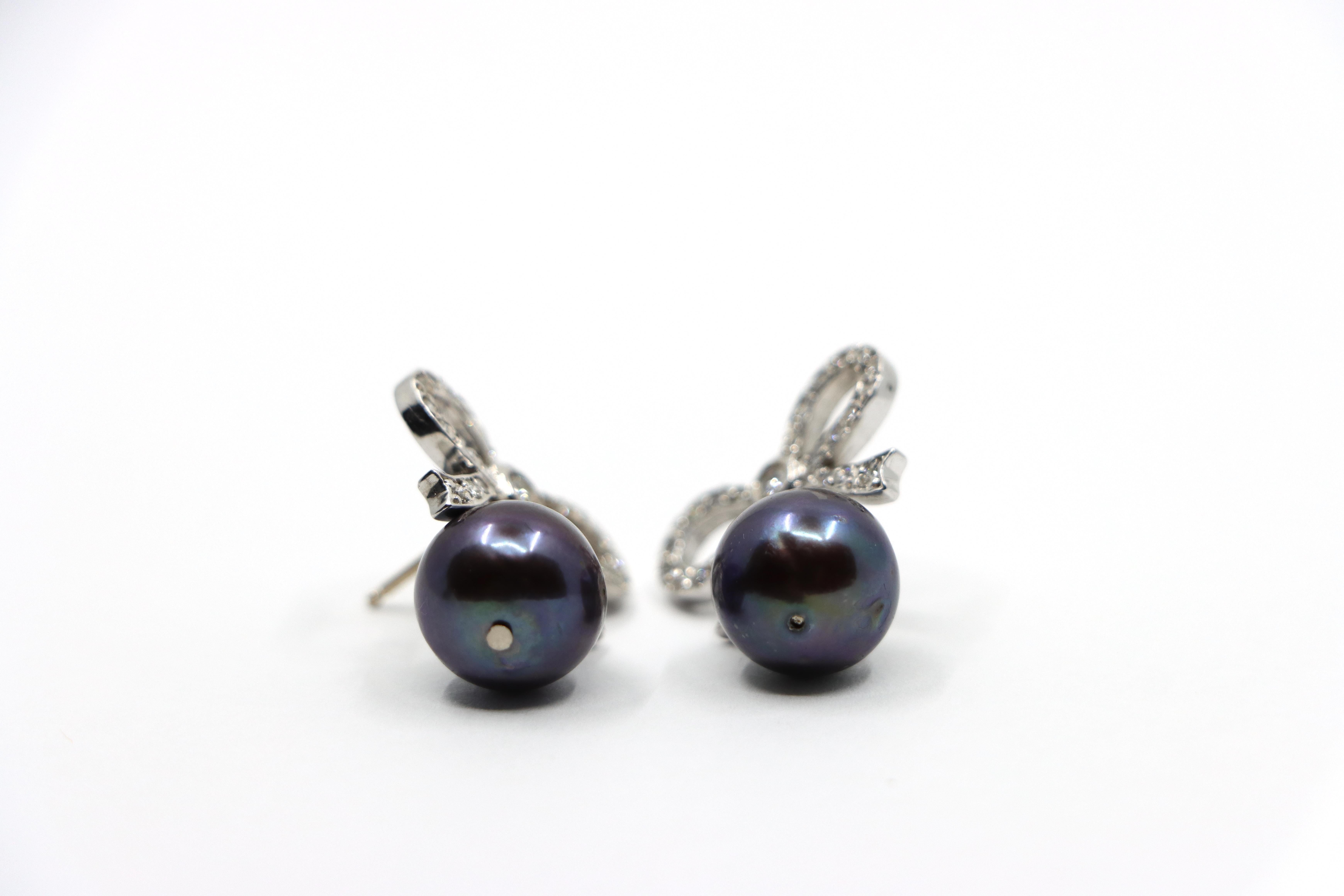 Orecchini con diamante e papillon in oro bianco 18 carati con perle nere in vendita 1