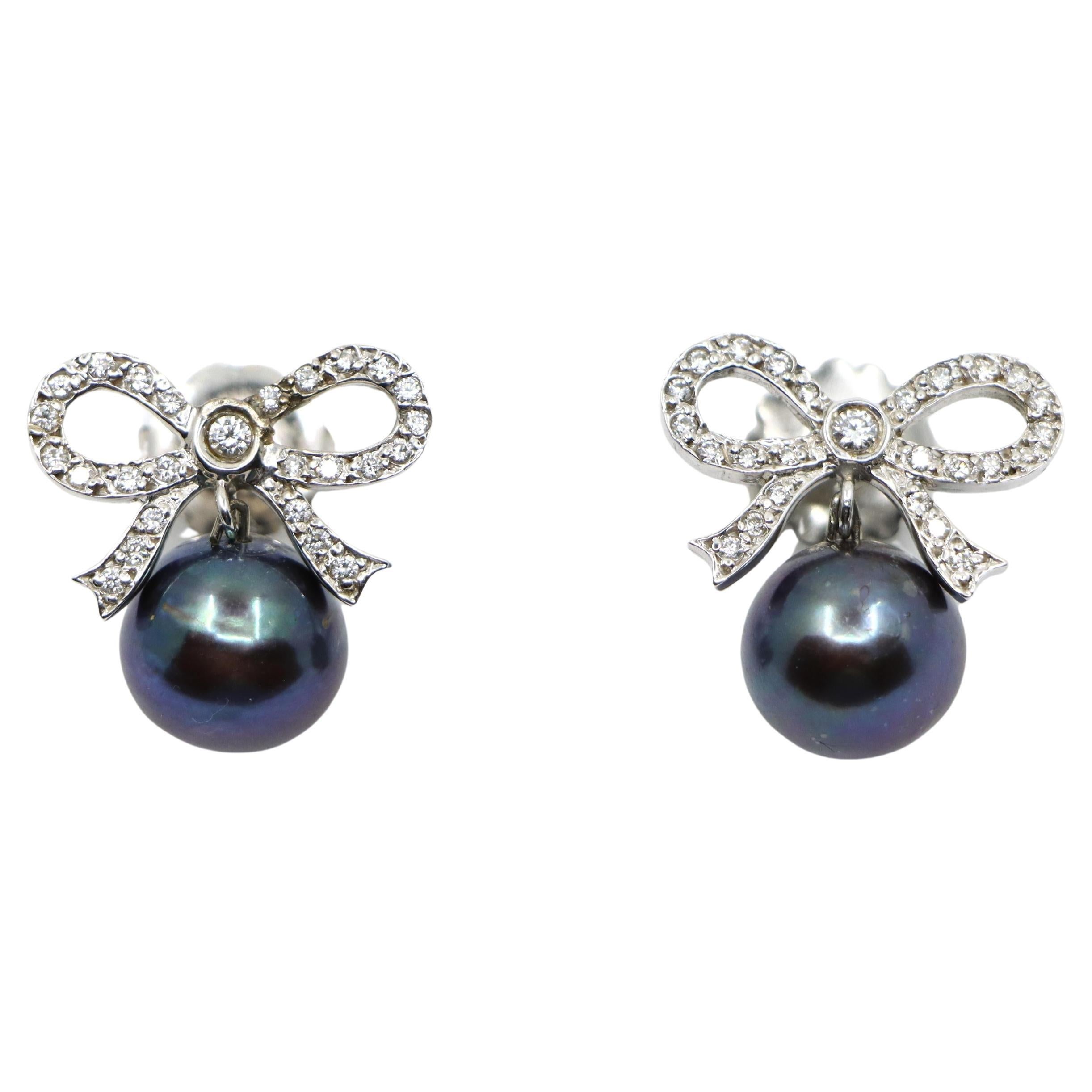 Orecchini con diamante e papillon in oro bianco 18 carati con perle nere in vendita