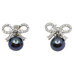 Orecchini con diamante e papillon in oro bianco 18 carati con perle nere