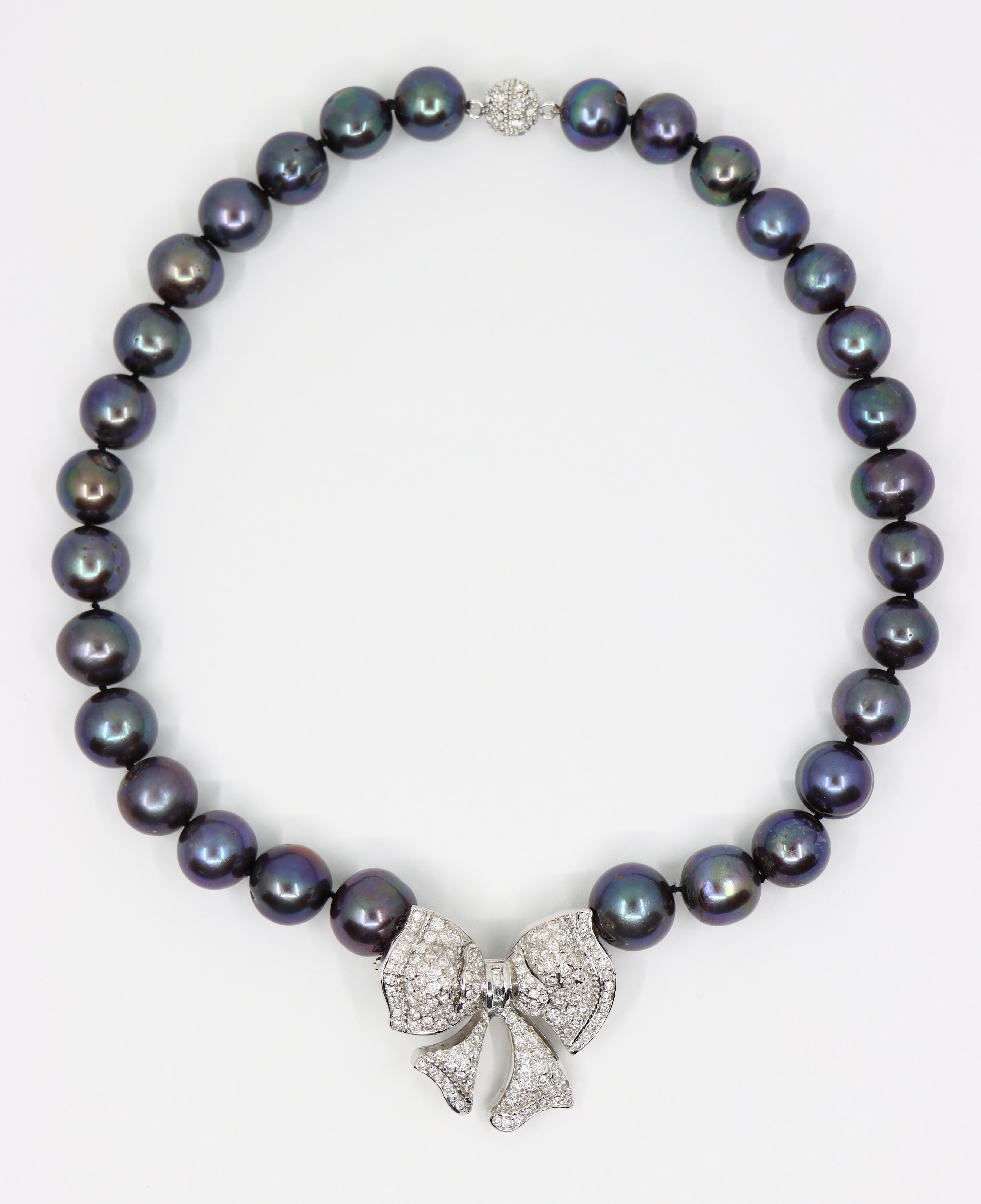 18K White Gold Diamonds Bow Tie Brooch Black Pearl Necklace

Approximate Dimensions:
39.5 cm (Length)  
10.71 mm - 12.65 mm  (Pearl) 
Approx. 2.04 carat (Diamonds) 
81.5 grams in weight.