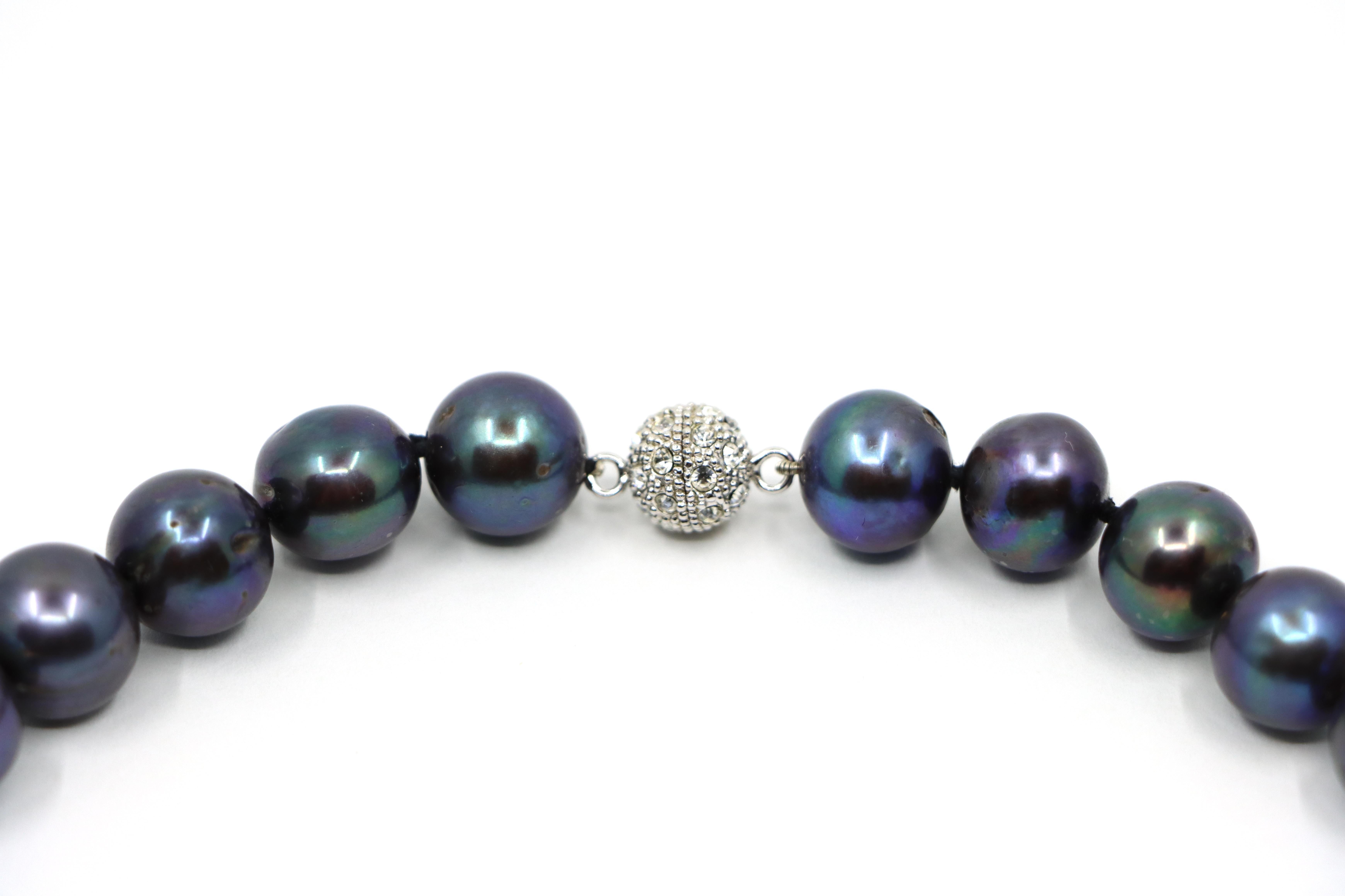 18K White Gold Diamond Bow Tie Brooch Black Pearl Necklace In Good Condition In Flushing, NY