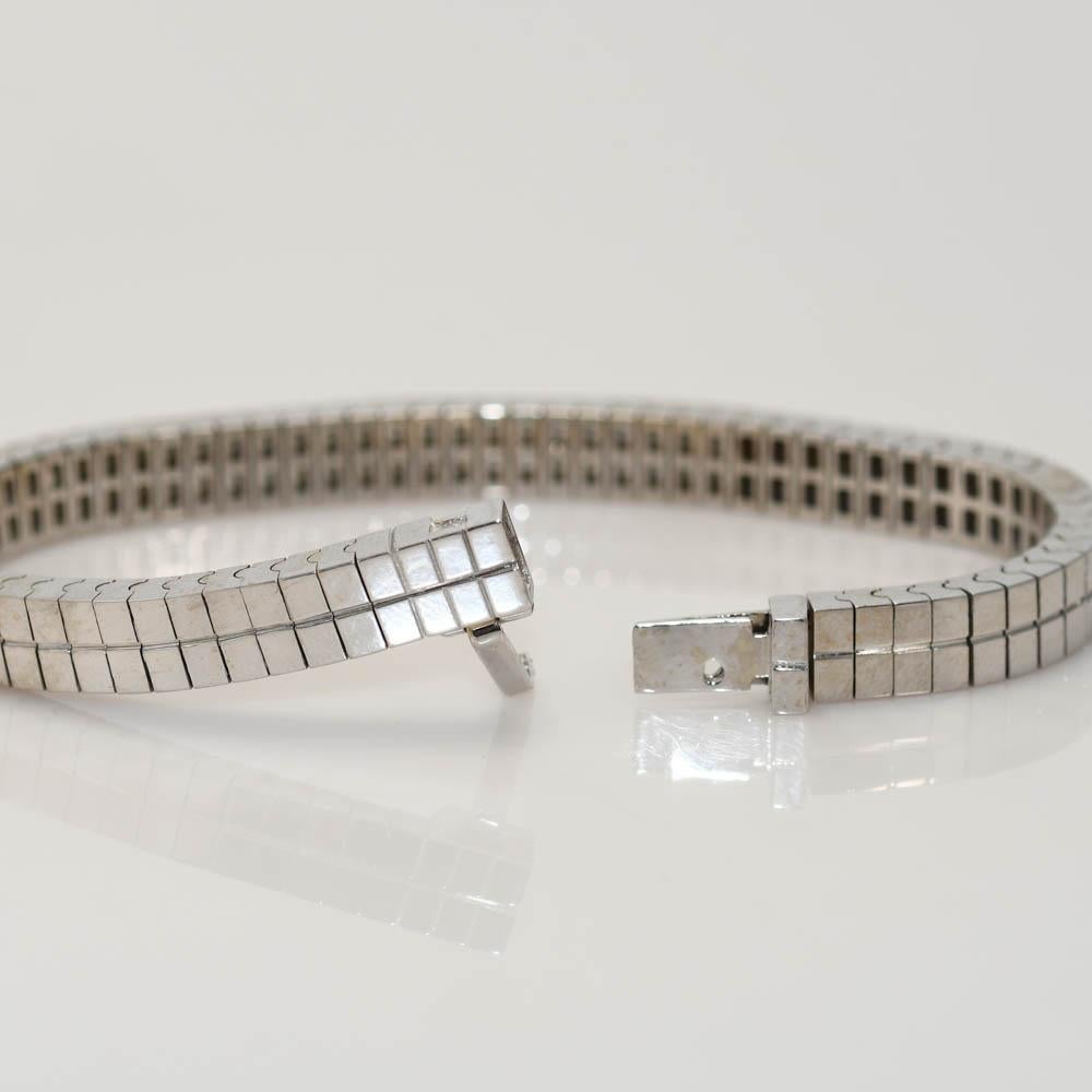 Bracelet de diamants en or blanc 18 carats pour dames.
Estampillé 18k et pèse 45,7 grammes.
Les diamants sont de taille princesse, 3,50 carats au total, de couleur F, G, H, de pureté VS, très bien taillés. 
Le bracelet mesure 7 pouces de long et 6,5