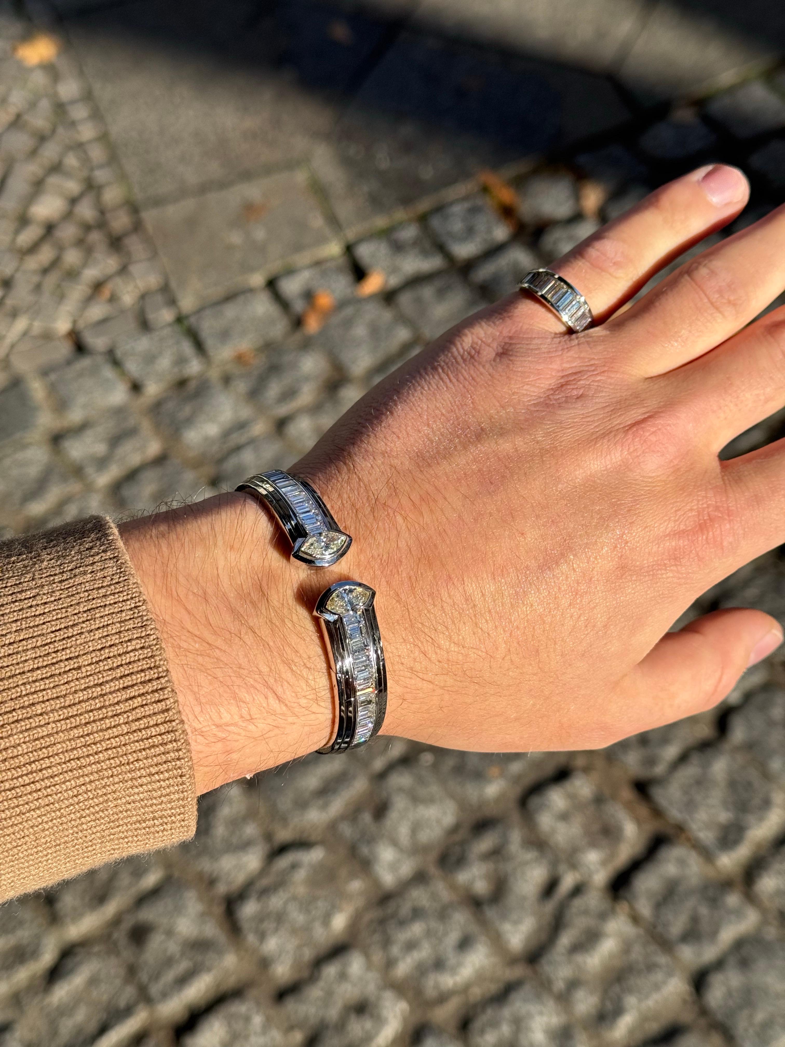 Bracciale con diamanti in oro bianco 18K - 8,5 carati, diamanti Navette e Baguette

Un raffinato bracciale a cerniera in oro bianco 18 carati, con un totale di 8,5 carati di diamanti incastonati (secondo la perizia originale, valutati all'epoca