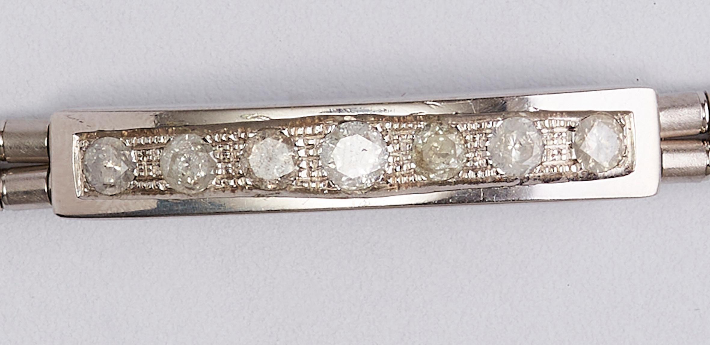 bracelet de diamants en or blanc 18k 

Bracelet étonnant, avec un type de conception unique avec une plaque de diamants.
7 diamants sur une plaque et sur les côtés une bande spéciale faite de perles. 
Diamants ronds d'un total de 2,10 carats H