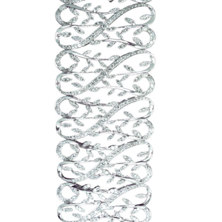 Questo splendido bracciale in oro bianco 18 carati con design a foglie di diamante cattura la bellezza della natura attraverso un'elegante maestria e un lusso senza tempo. Ogni delicato motivo a foglia è meticolosamente lavorato a mano e ornato con