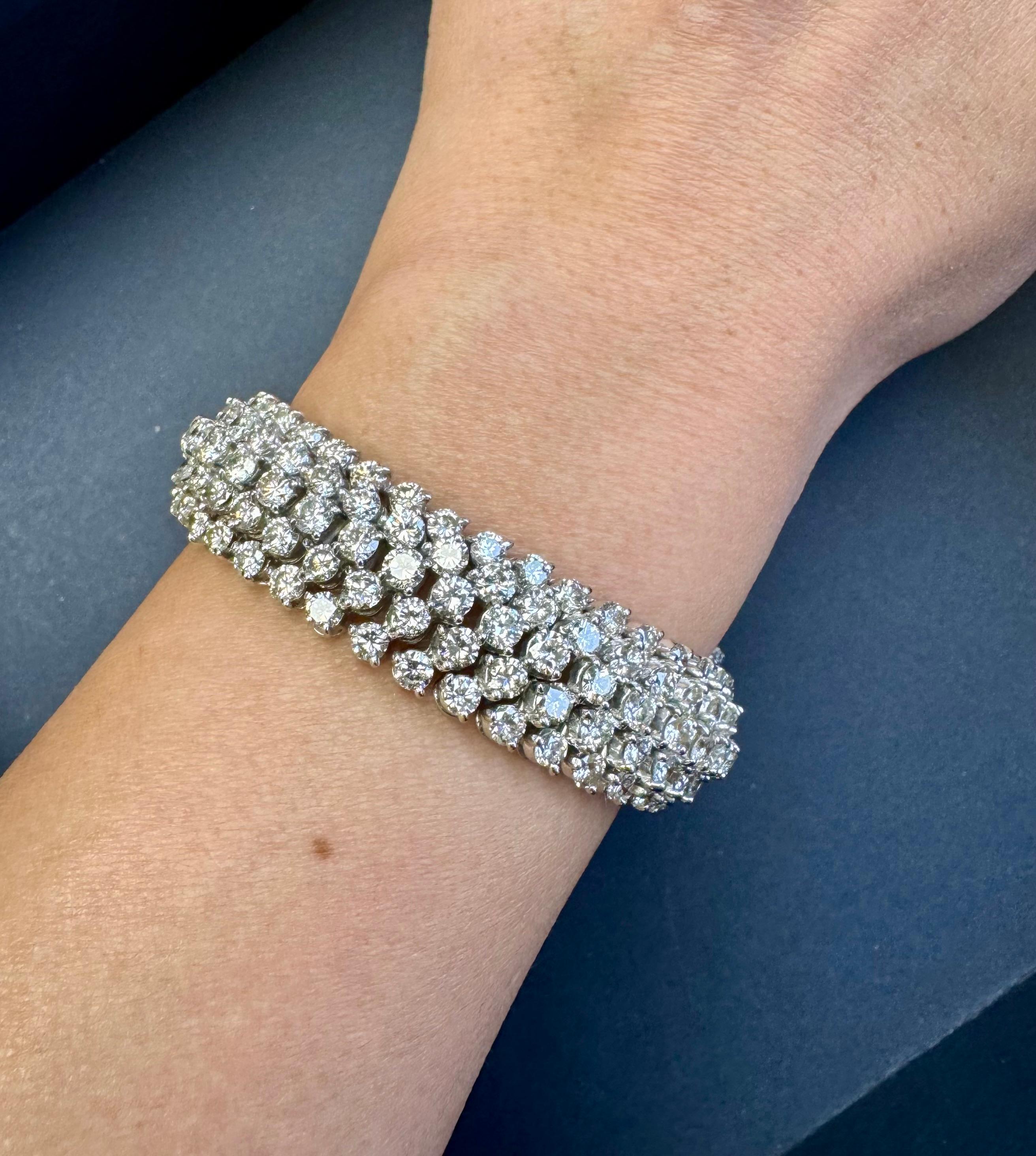 18K White Gold Diamond Bracelet In Excellent Condition For Sale In Great Neck Plaza, NY