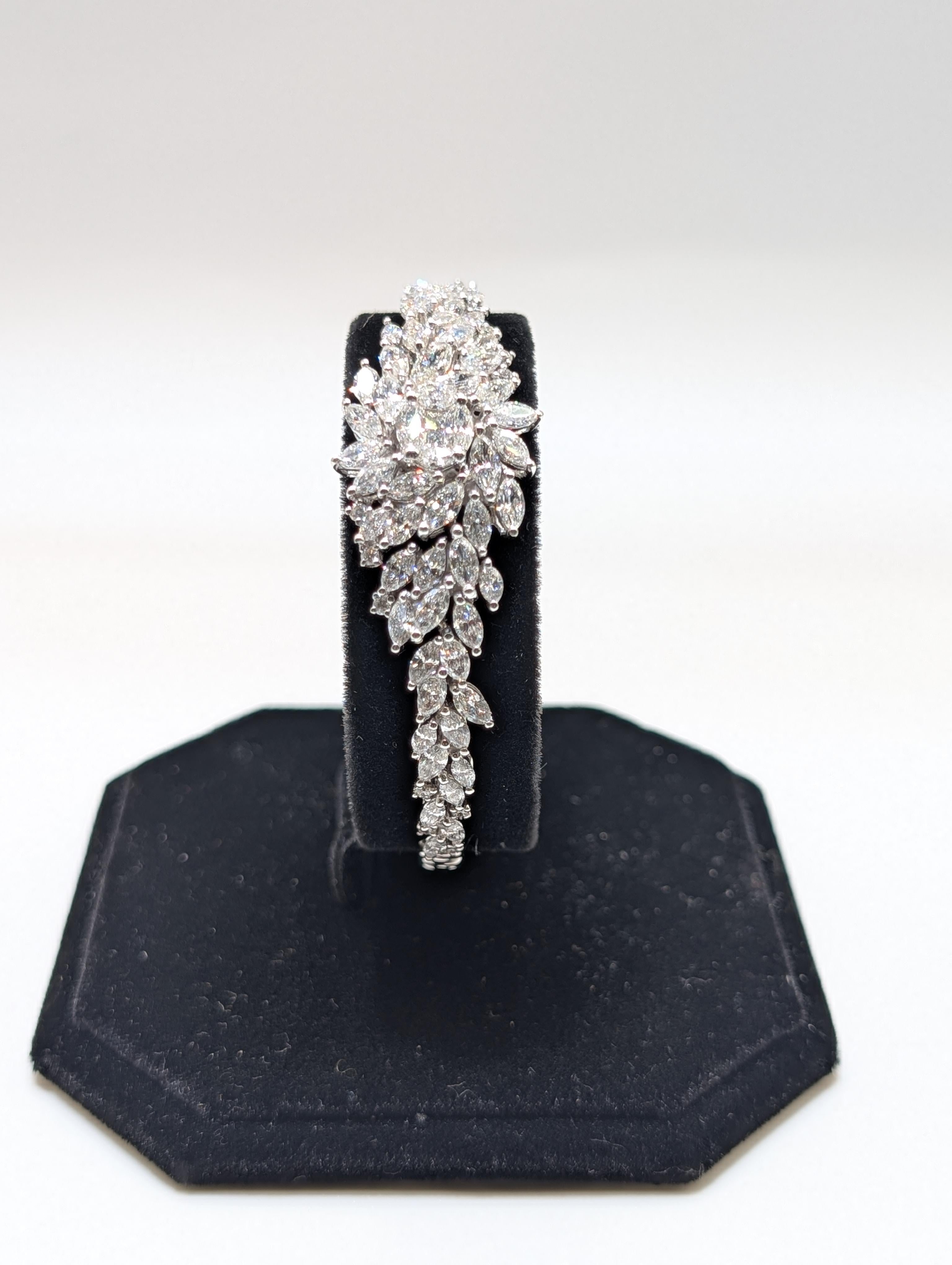 Questo braccialetto in oro bianco 18 carati è una dimostrazione mozzafiato di eleganza e maestria, con un'incredibile disposizione di diamanti a taglio marquise e rotondo per un totale di ben 6,70 carati. I diamanti sono meticolosamente incastonati