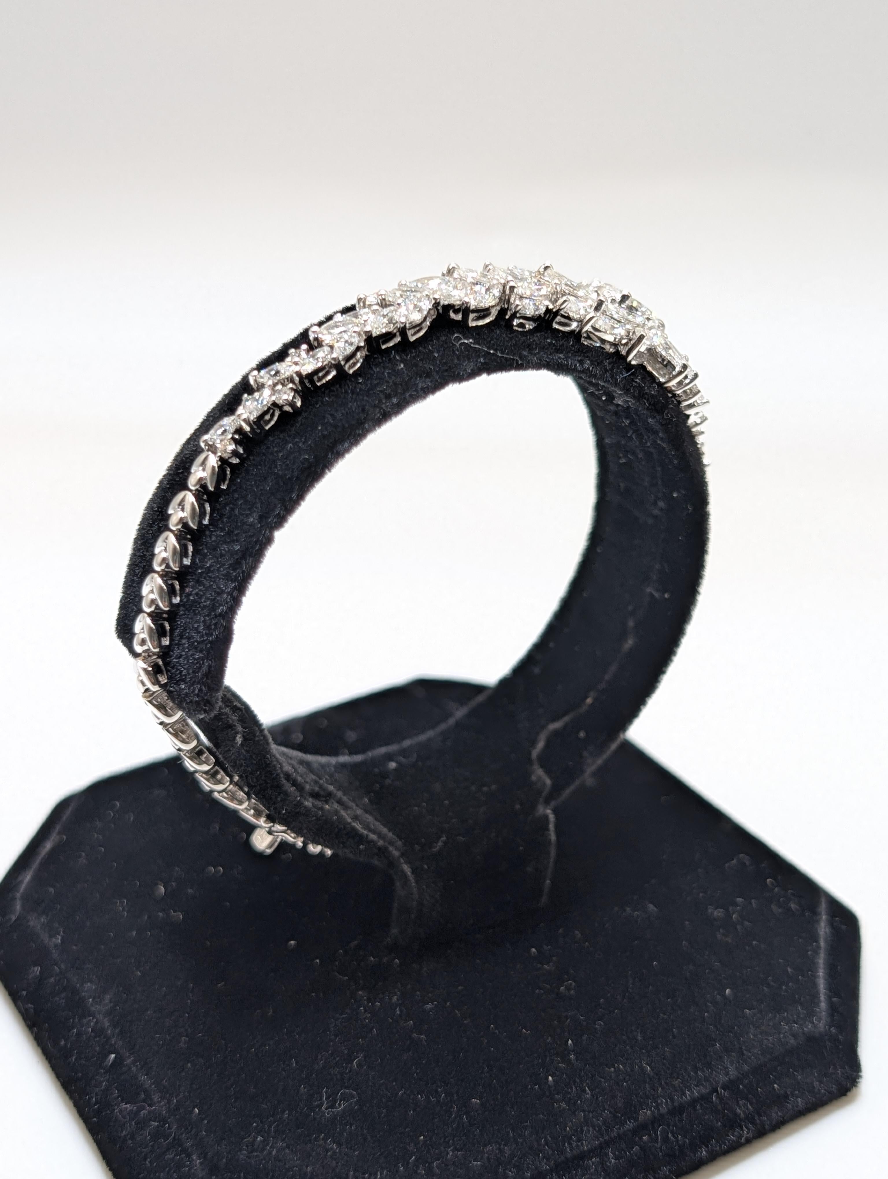 Taglio marquise Bracciale in oro bianco 18 carati con diamanti taglio marquise e rotondo in vendita