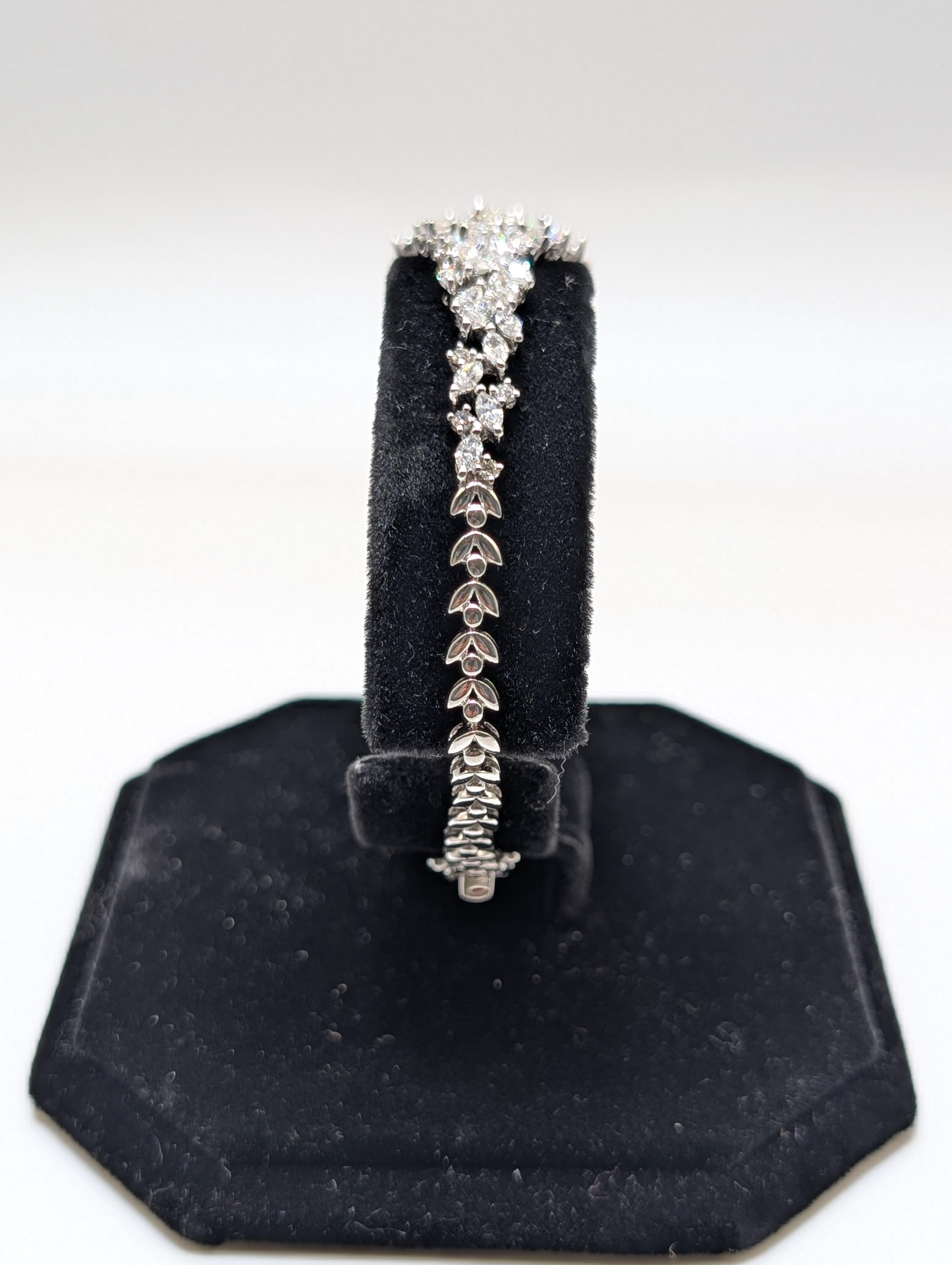 Bracciale in oro bianco 18 carati con diamanti taglio marquise e rotondo In condizioni Nuovo in vendita a New York, US