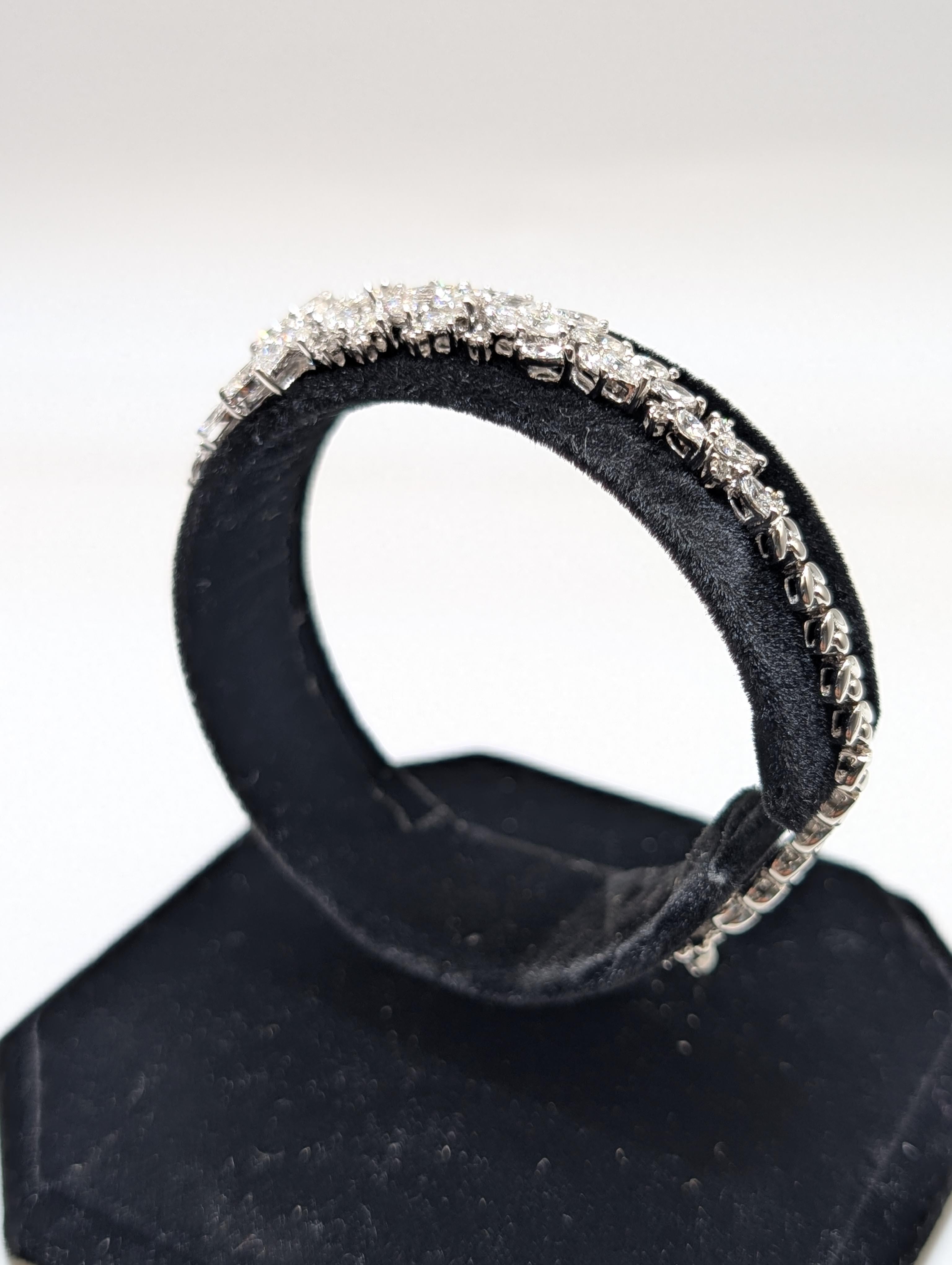Bracciale in oro bianco 18 carati con diamanti taglio marquise e rotondo in vendita 1
