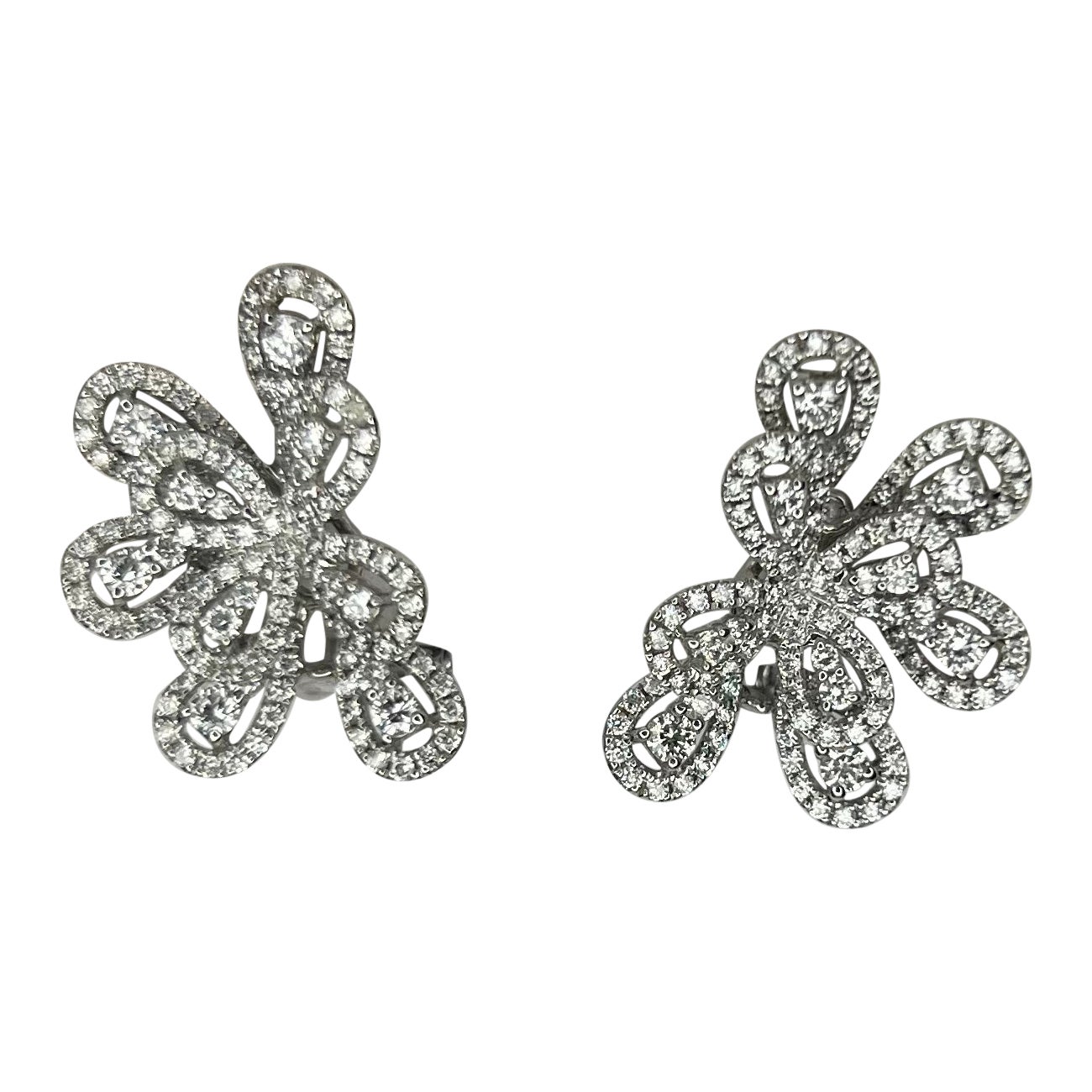 Boucles d'oreilles de mariage en or blanc 18 carats avec un feu d'artifice de diamants