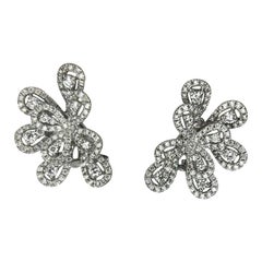 Boucles d'oreilles de mariage en or blanc 18 carats avec un feu d'artifice de diamants