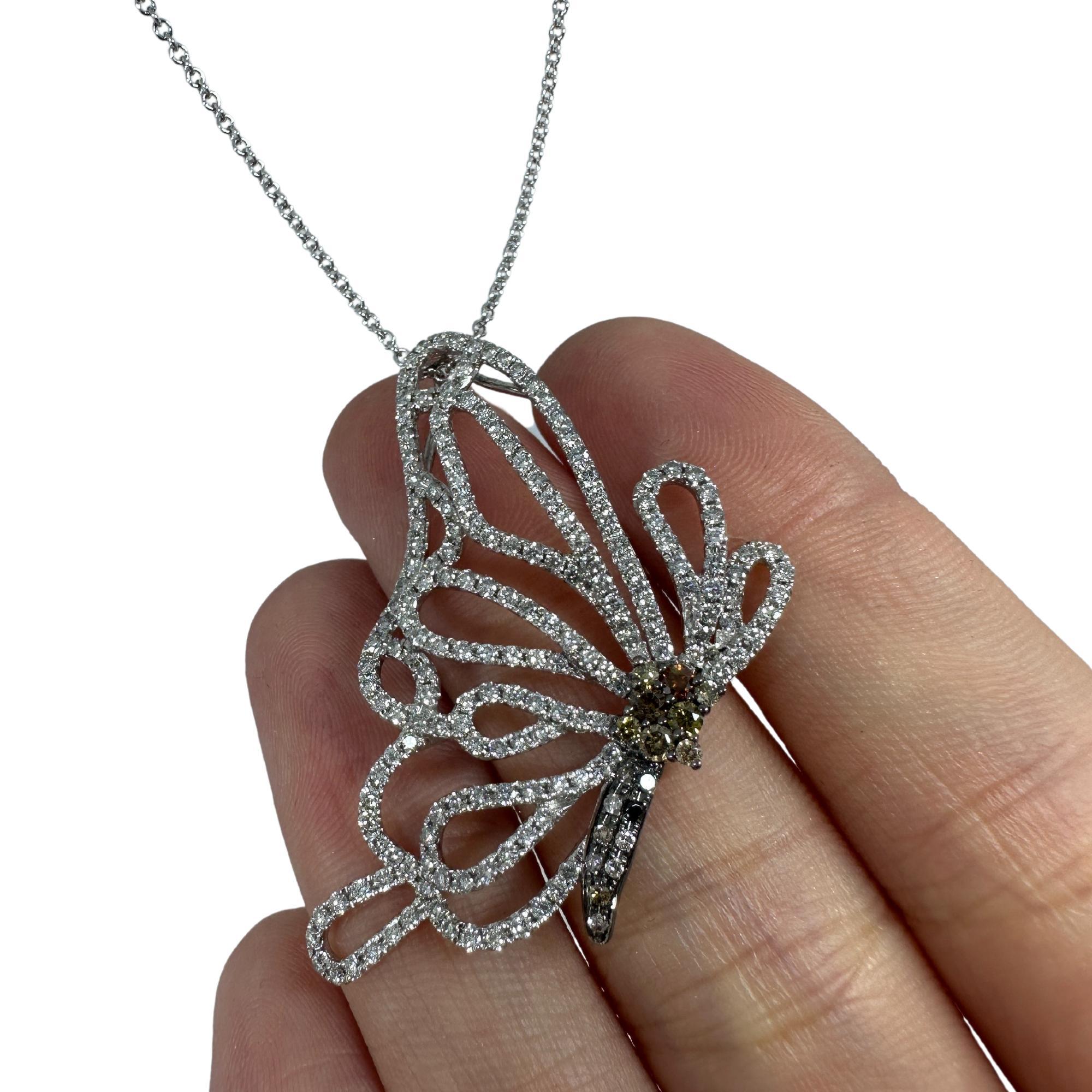 Collana con ciondolo a farfalla con diamante in oro bianco 18K In condizioni buone in vendita a New York, NY