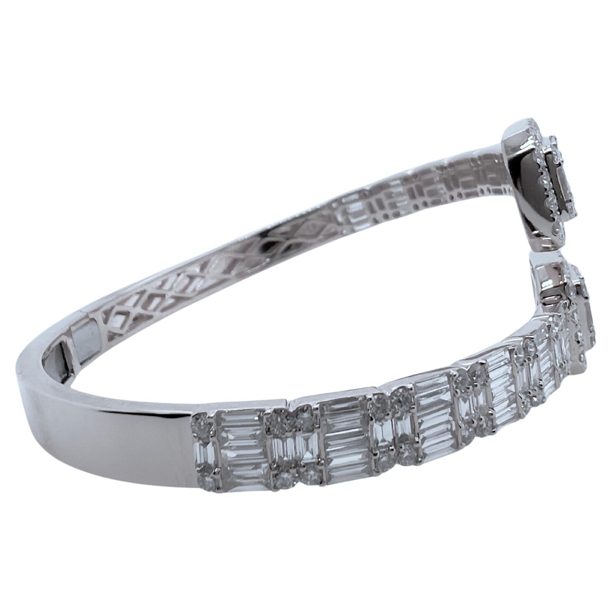 Questo splendido braccialetto di diamanti catturerà sicuramente l'attenzione di tutti.  Lo stile bypass consente un facile accesso e spegnimento e offre un design contemporaneo che renderà il tuo polso affascinante!  

Diamanti:  5.99 carati,