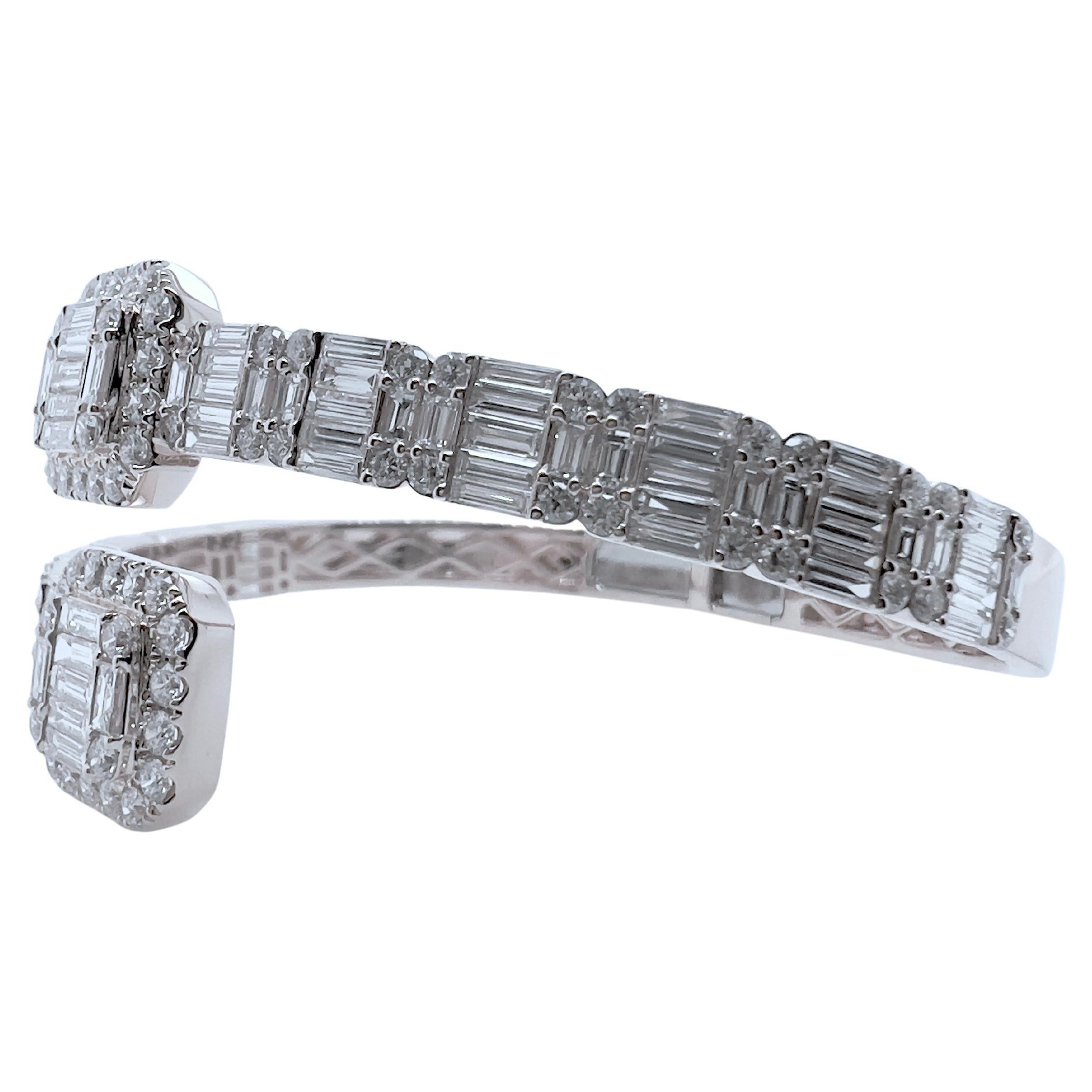 Taglio baguette Bracciale stile bypass con diamanti in oro bianco 18 carati in vendita