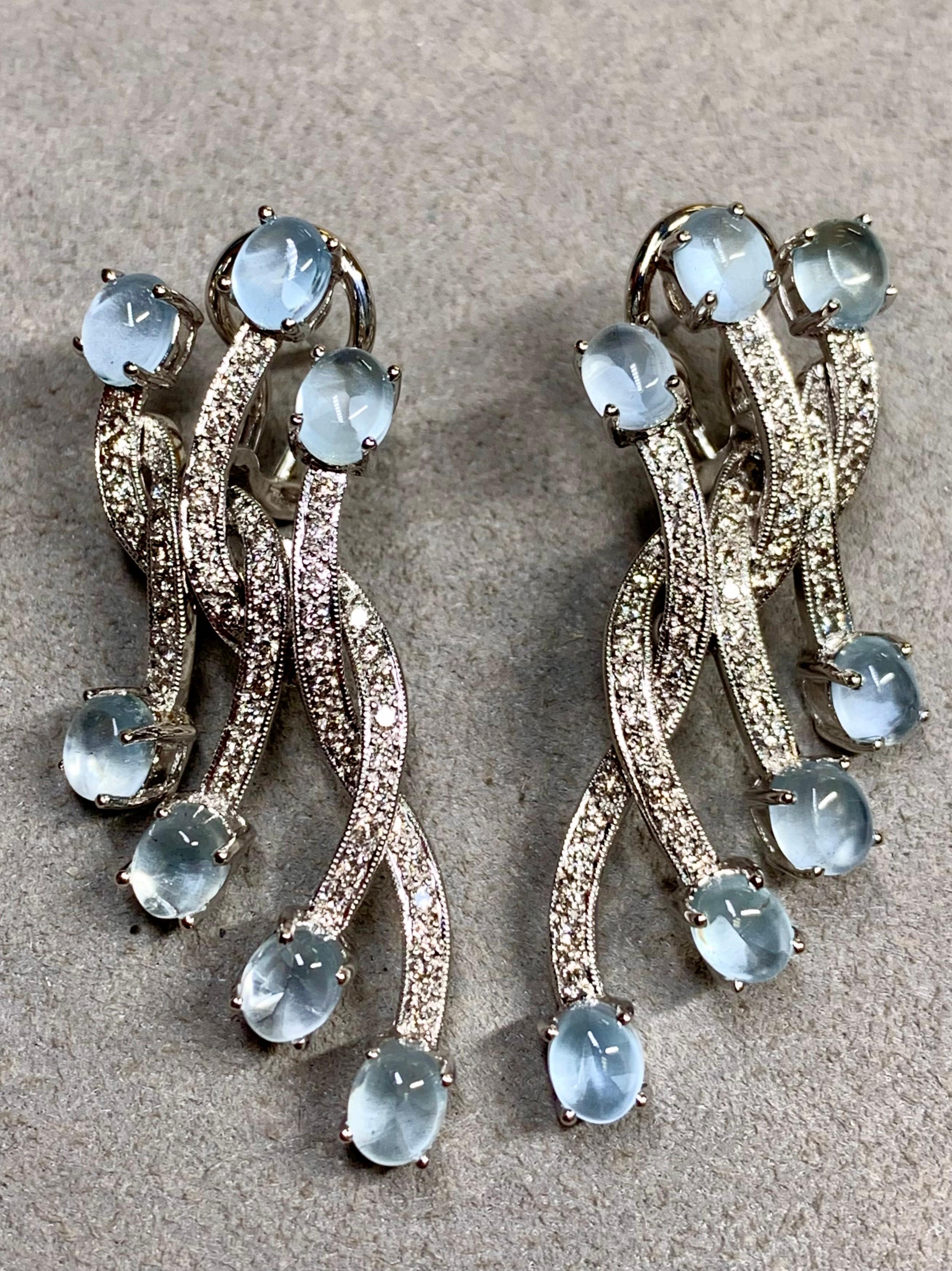 Boucles d'oreilles huggies articulées et spectaculaires en or blanc 18 carats avec cabochon de diamants 8,20 ctw Excellent état - En vente à Winter Springs, FL