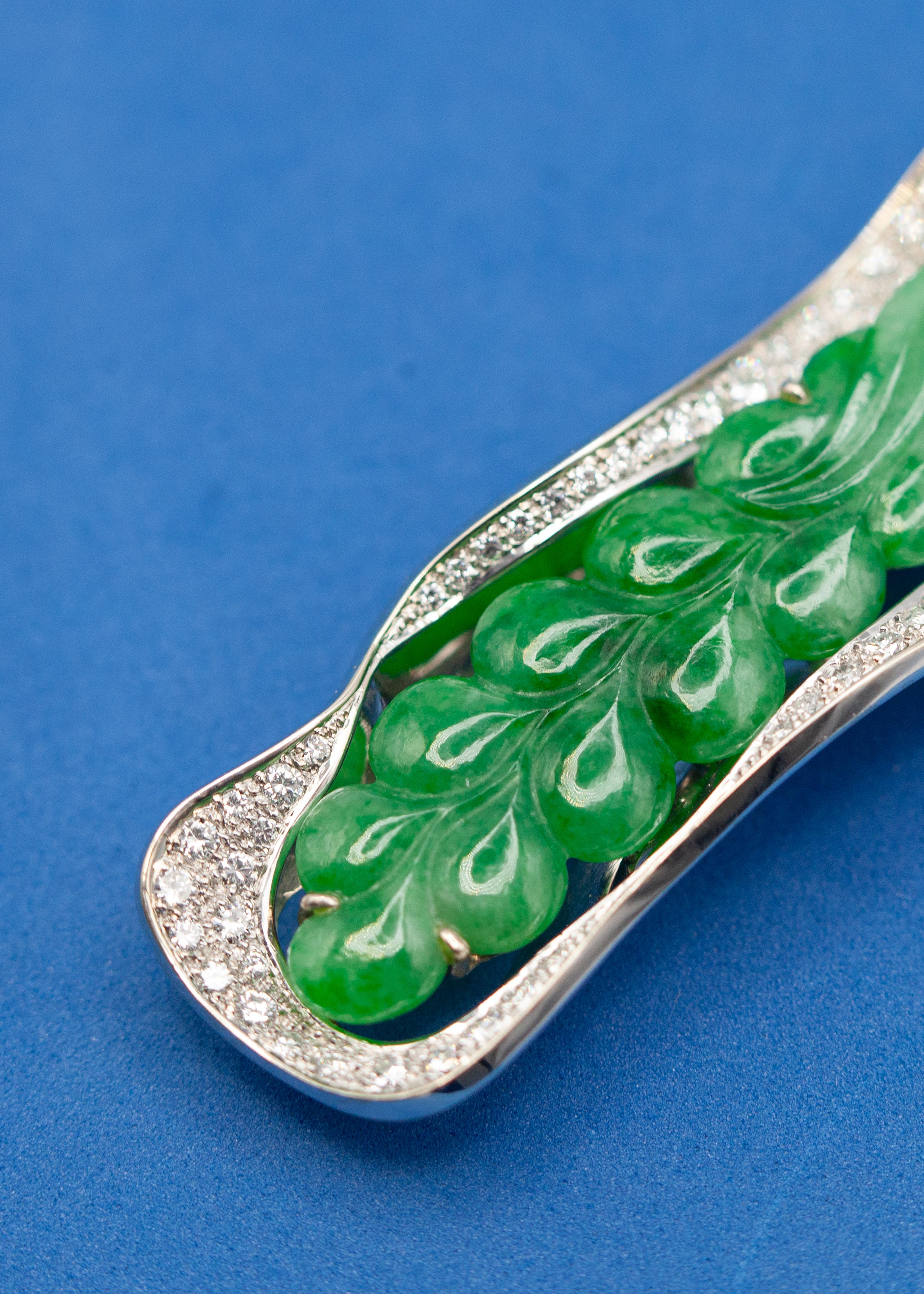 18K White Gold Diamond Carved Jade Pendant/Brooch Choker Wire Necklace In Good Condition For Sale In New York, NY