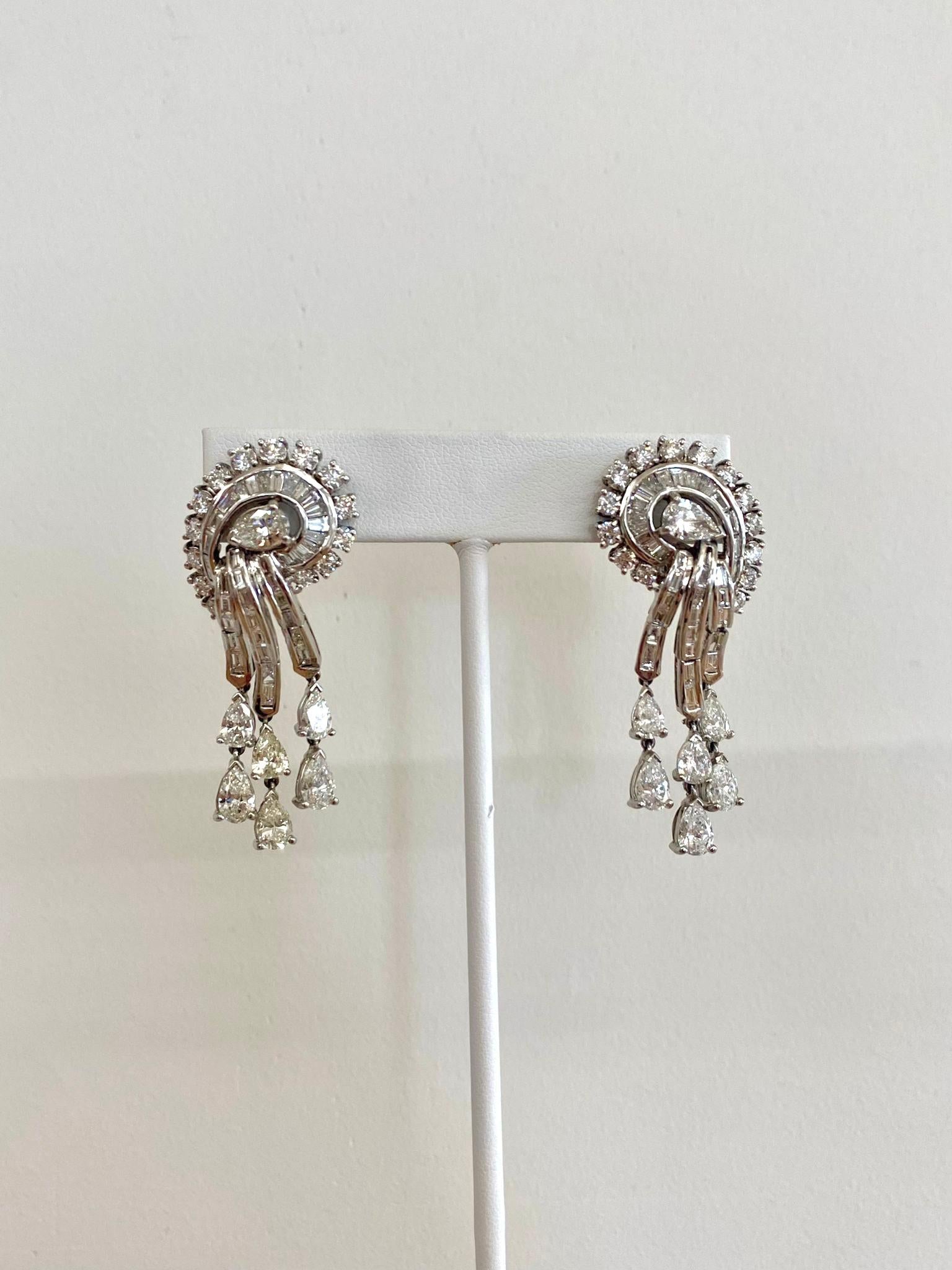 18K White Gold Diamond Cascade Earrings in vendita 1