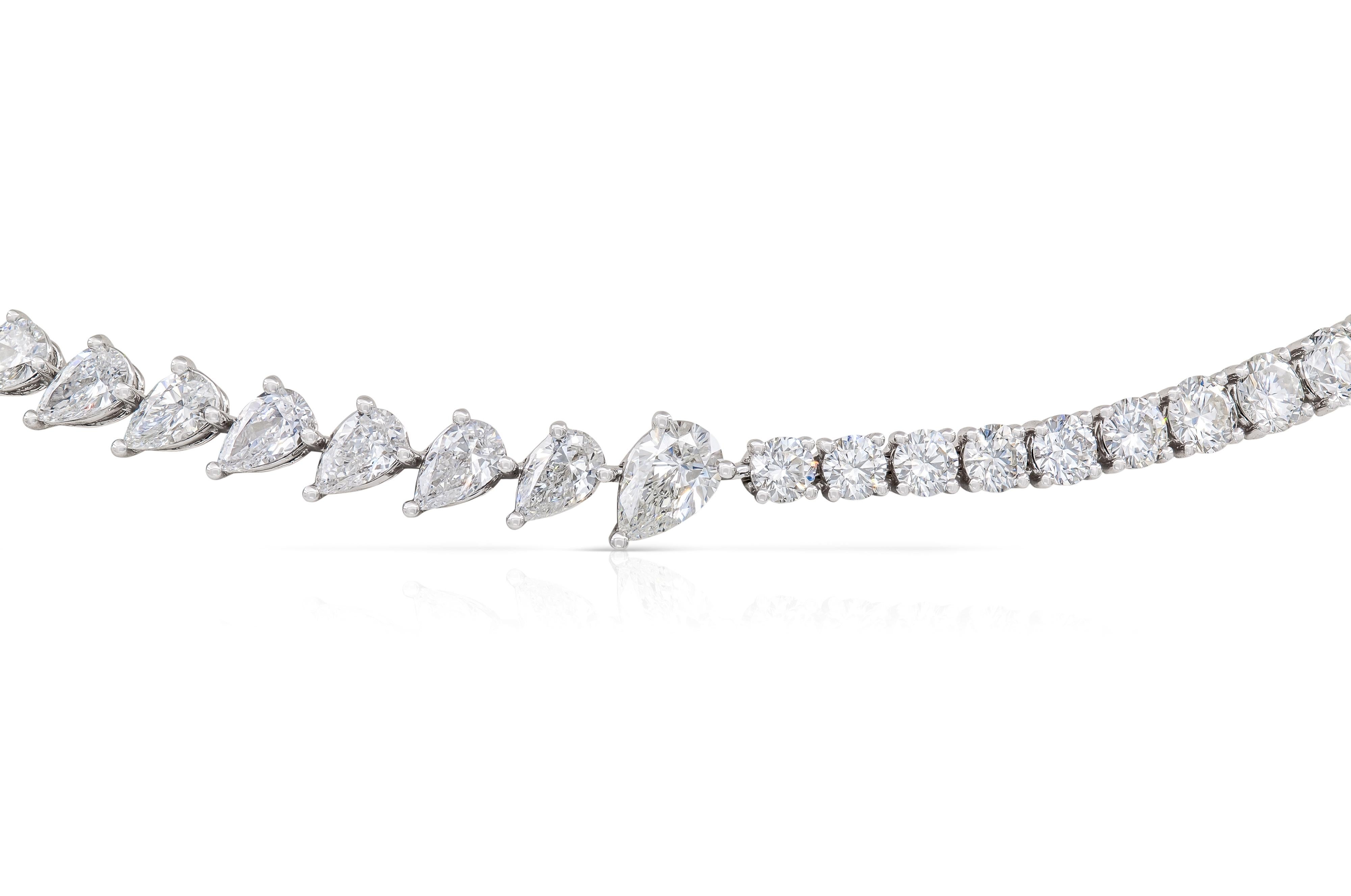 Girocollo in oro bianco 18K fatto a mano con 61 diamanti naturali di colore F, purezza VS, per un totale di 9,66 carati, misura regolabile. 
10 diamanti rotondi taglio Brilliante Tw. 1,65 carati
28 diamanti a forma di pera Tw. 4,65 carati
23