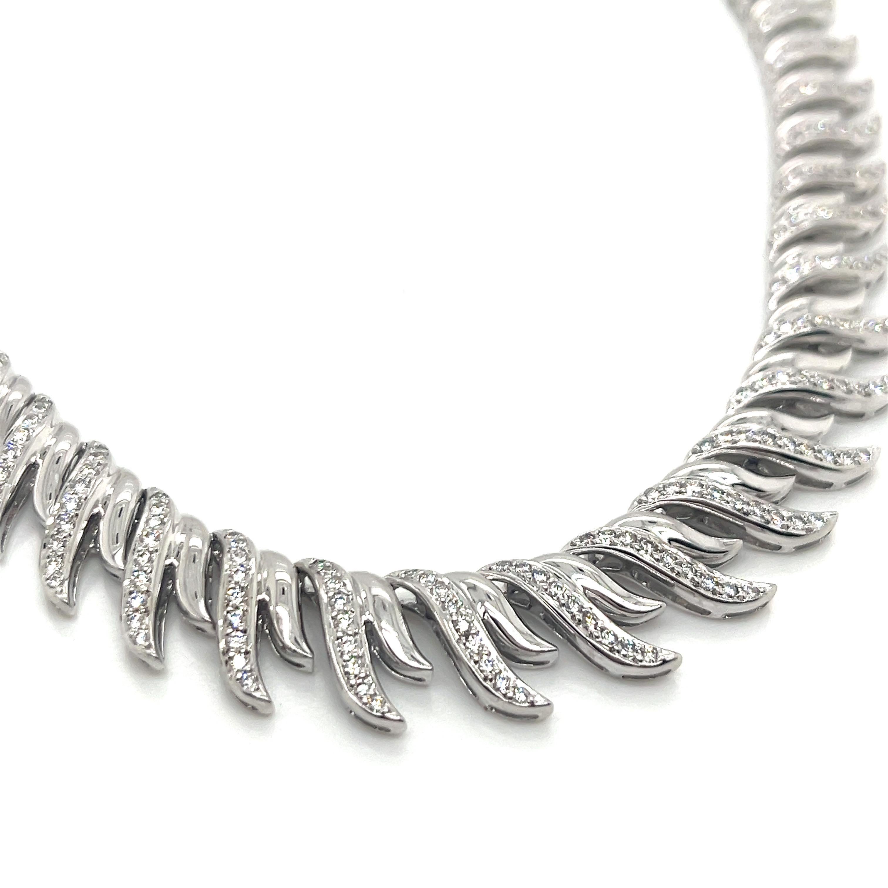 18 Karat Weißgold Diamant-Choker-Halskette

Diese atemberaubende Halskette aus 18 Karat Weißgold mit Diamanten setzt mit ihrem substanziellen Design und ihrem brillanten Funkeln einen kühnen und raffinierten Akzent. Das Schmuckstück präsentiert 268
