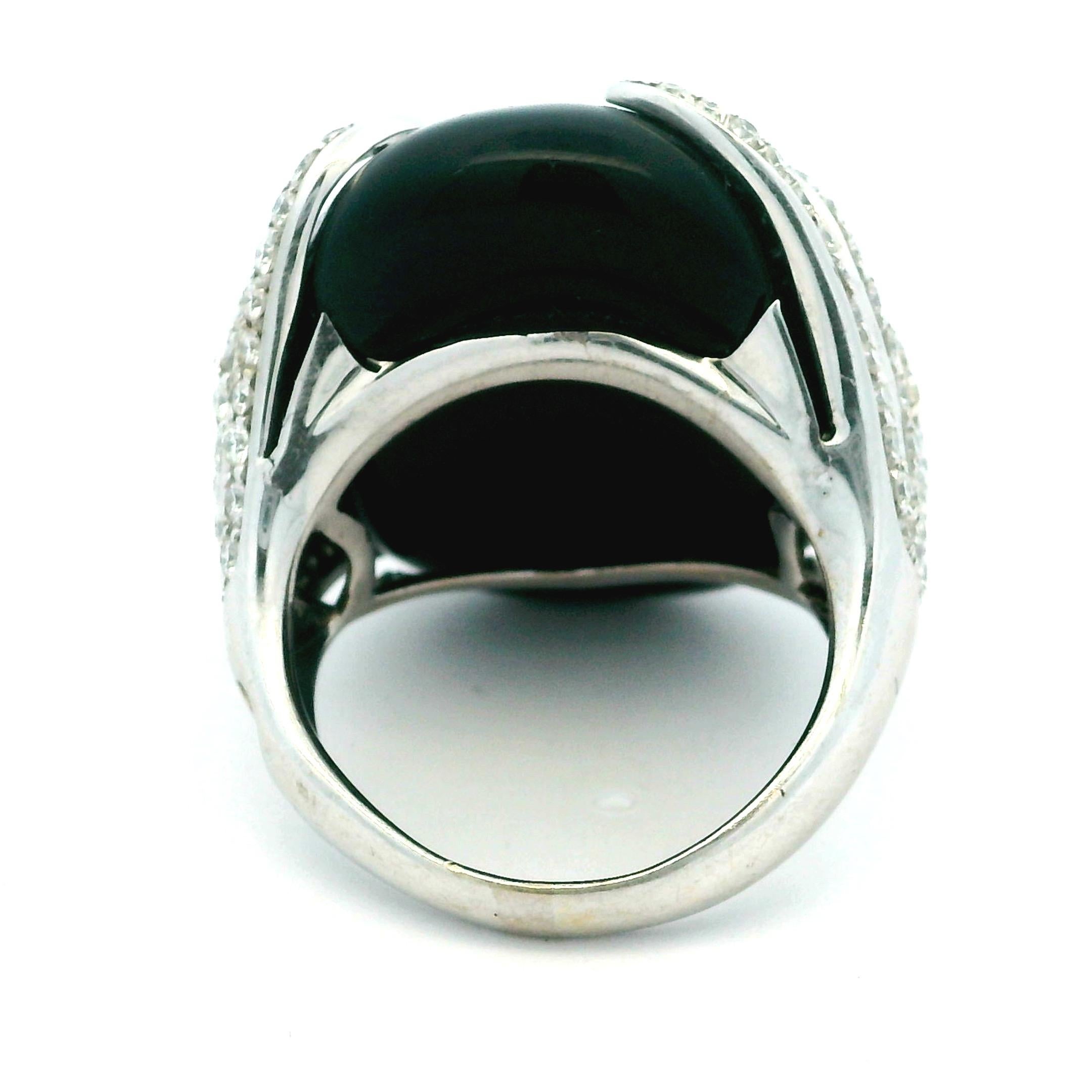 Anello da cocktail in oro bianco 18 carati con diamante e onice, 2 carati in vendita 1