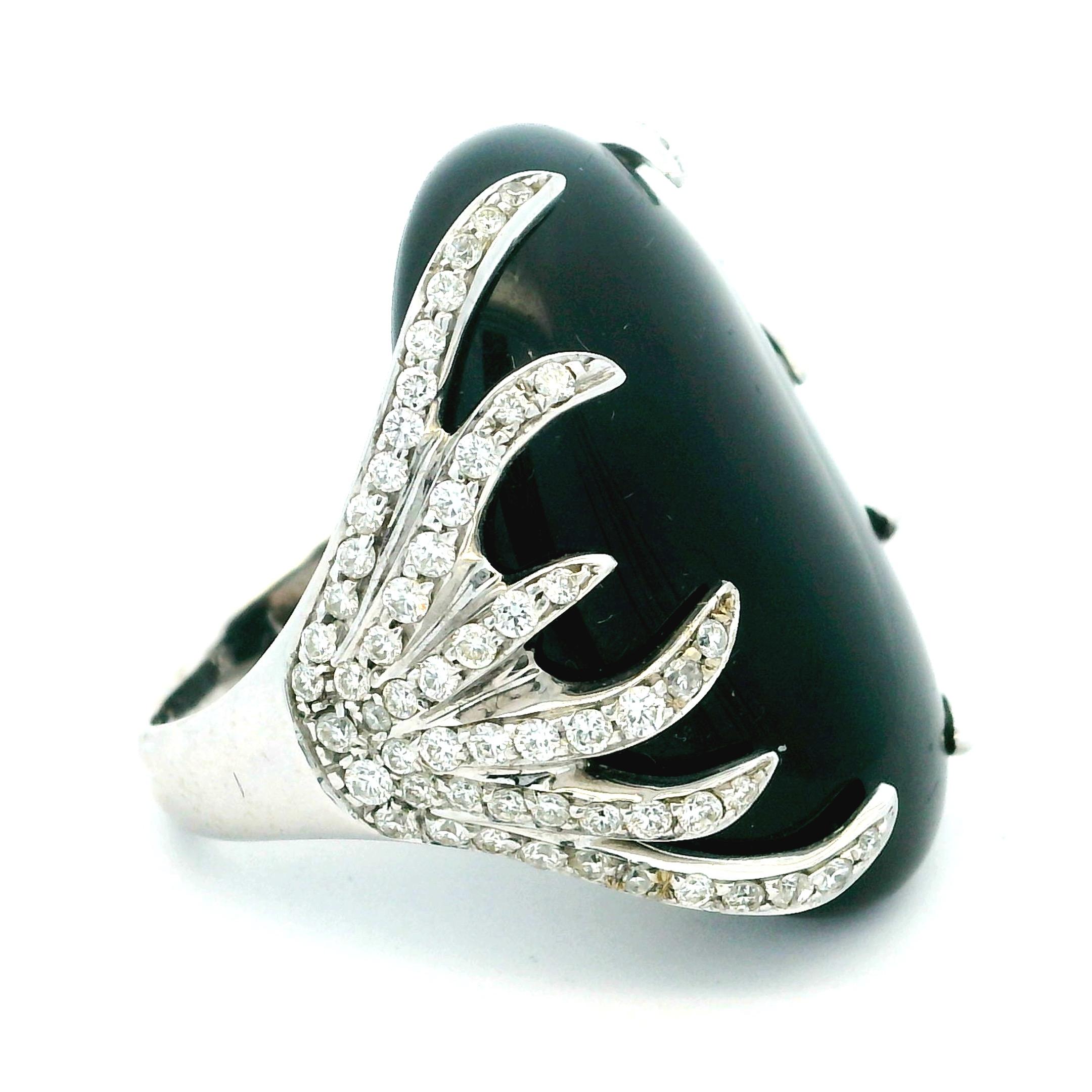 Anello da cocktail in oro bianco 18 carati con diamante e onice, 2 carati In condizioni ottime in vendita a Miami, FL