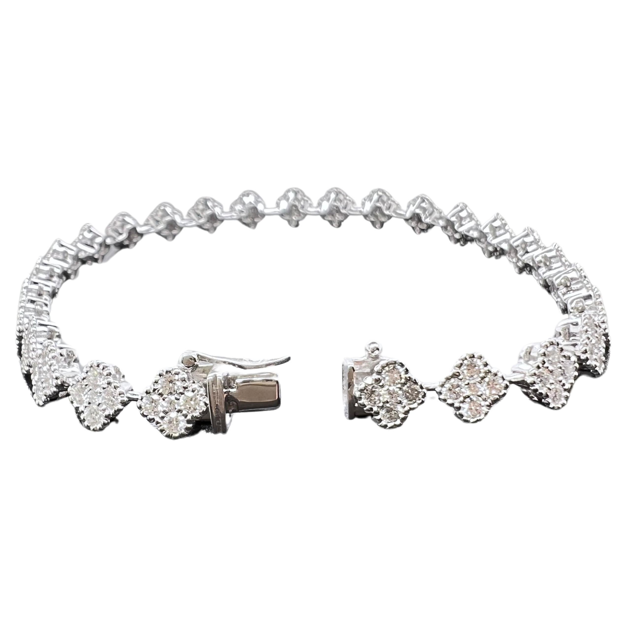 Contemporaneo Bracciale tennis stile trifoglio con diamanti in oro bianco 18 carati in vendita