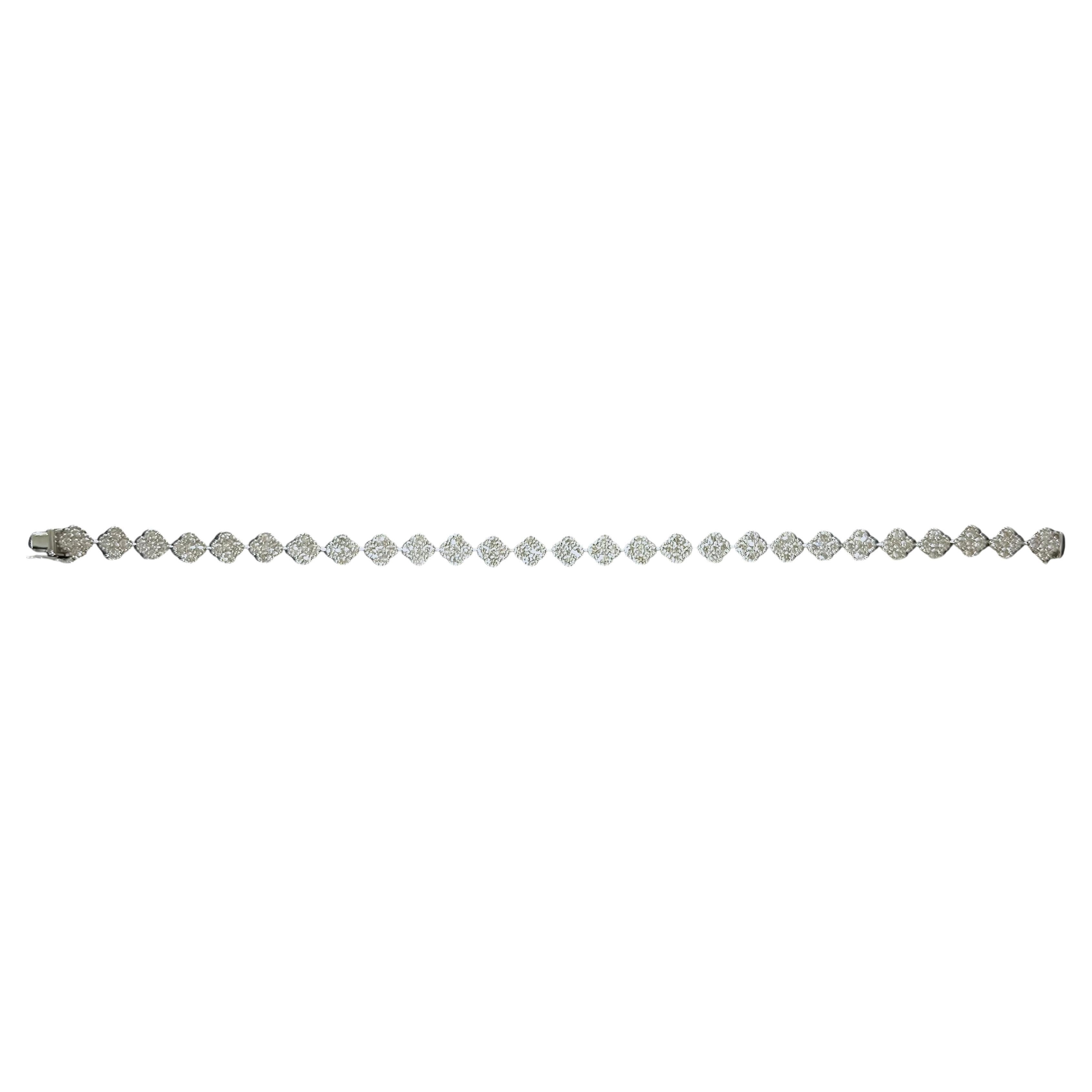 Taglio rotondo Bracciale tennis stile trifoglio con diamanti in oro bianco 18 carati in vendita