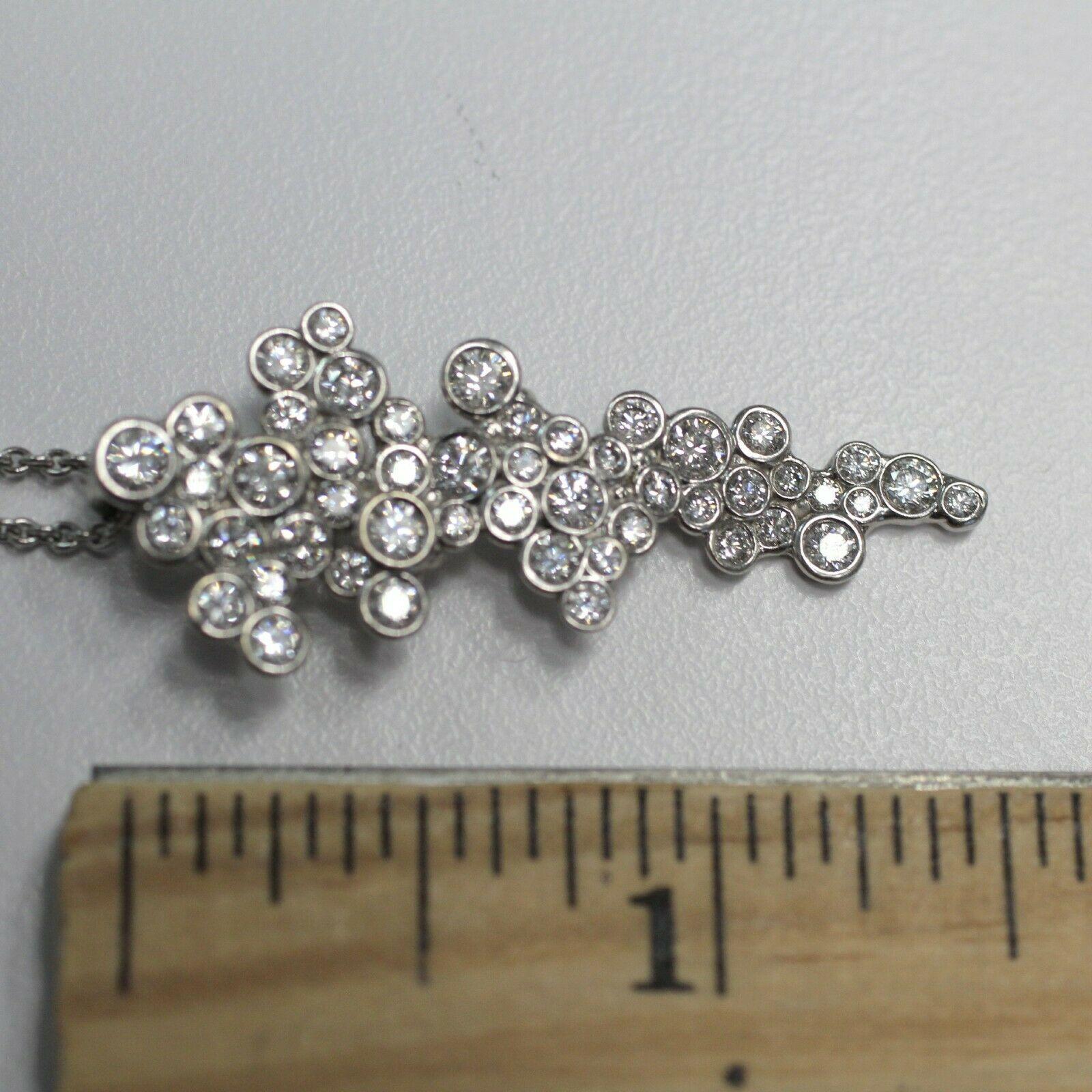 Forma: rotonda
Stile: Catena, Ciondolo
Grado di chiarezza del diamante:Leggermente incluso (VS2)
Stile dell'incastonatura:Lunetta
Tema: Fiori e piante
Tipo:Collana
Numero di diamanti: 48
Lunghezza dell'articolo: circa 17 POLLICI
Purezza del metallo: