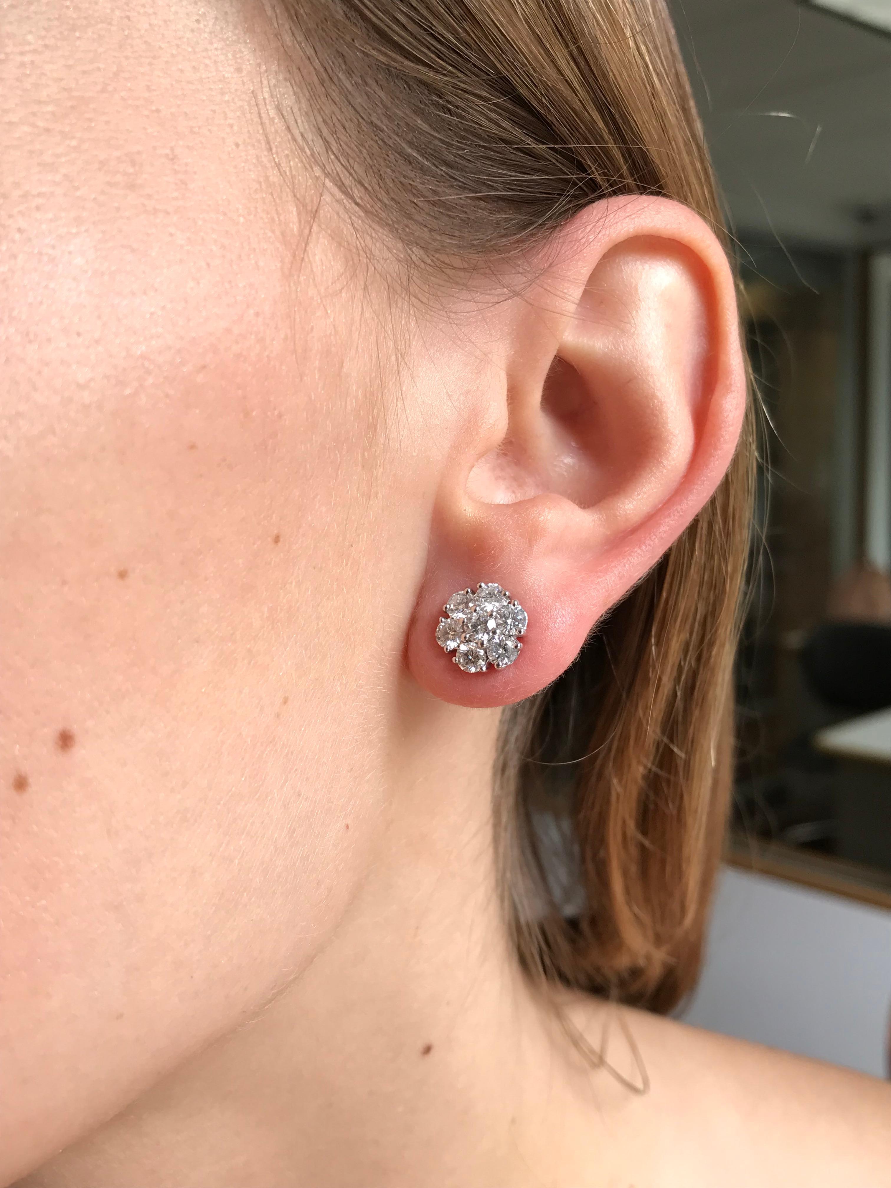 18 Karat White Gold Diamond Cluster Earrings In New Condition In New York, NY