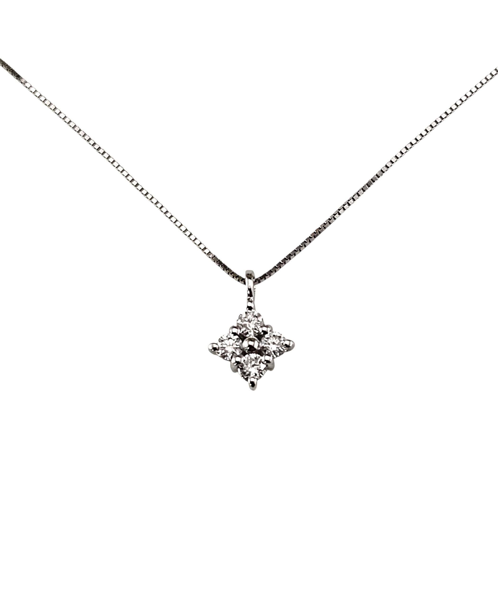 Collier en or blanc 18K avec pendentif en forme de grappe de diamants #24406