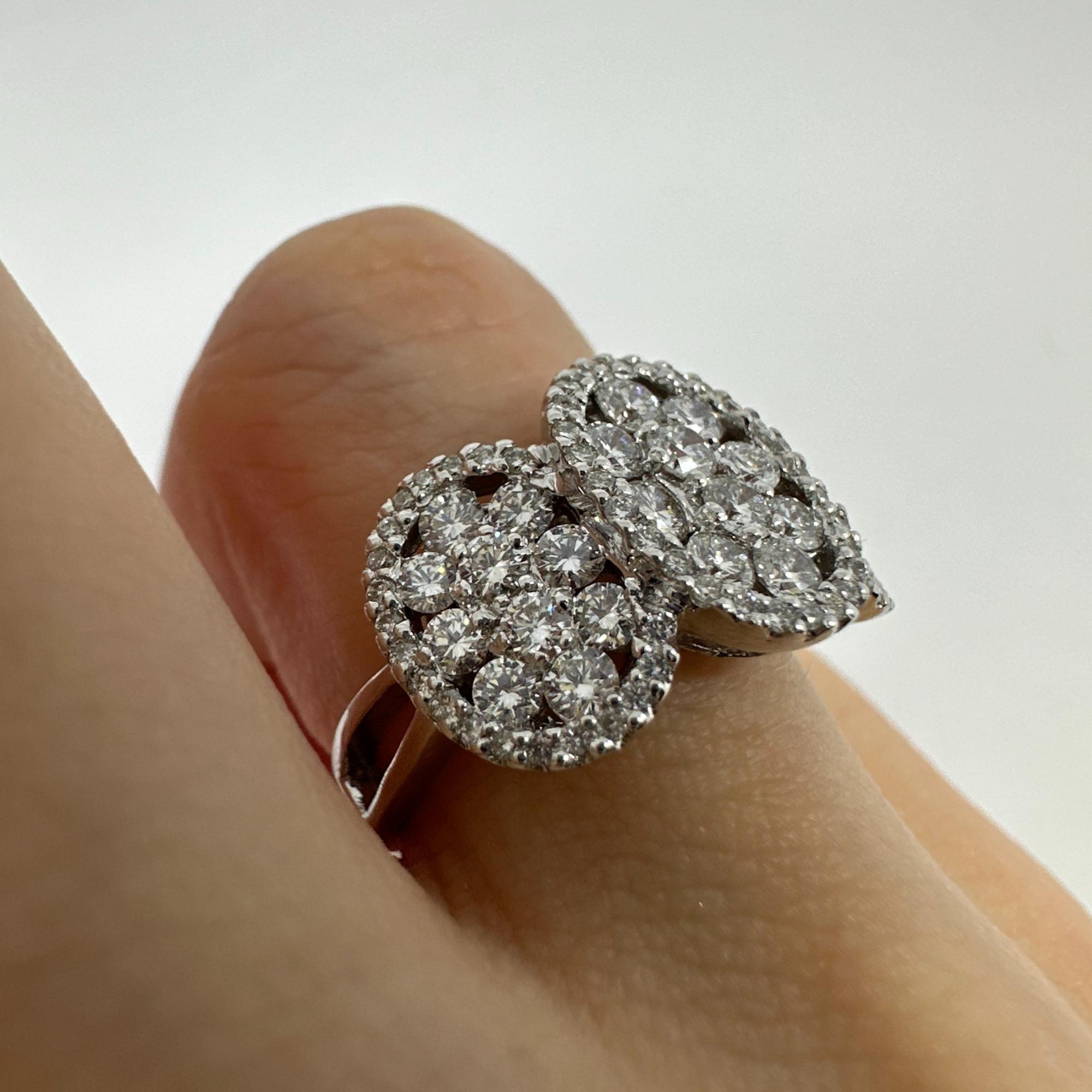 18 Karat Weißgold Diamant-Cluster-Ring im Angebot 5