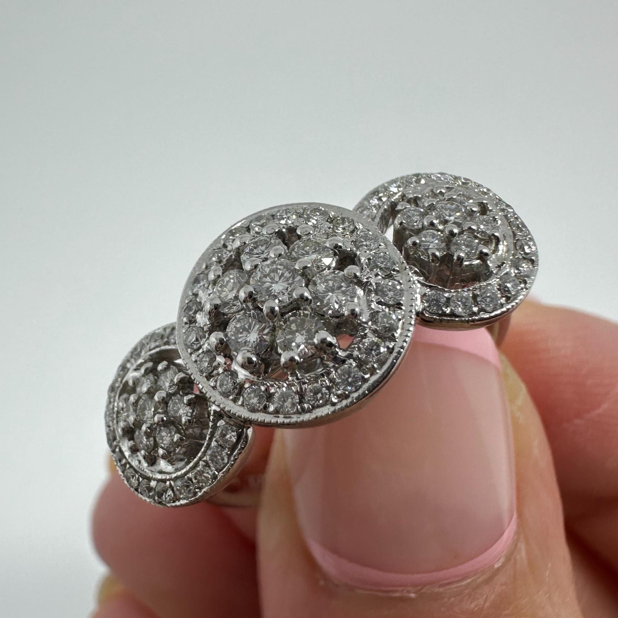 Anello a grappolo con diamanti in oro bianco 18k in vendita 5