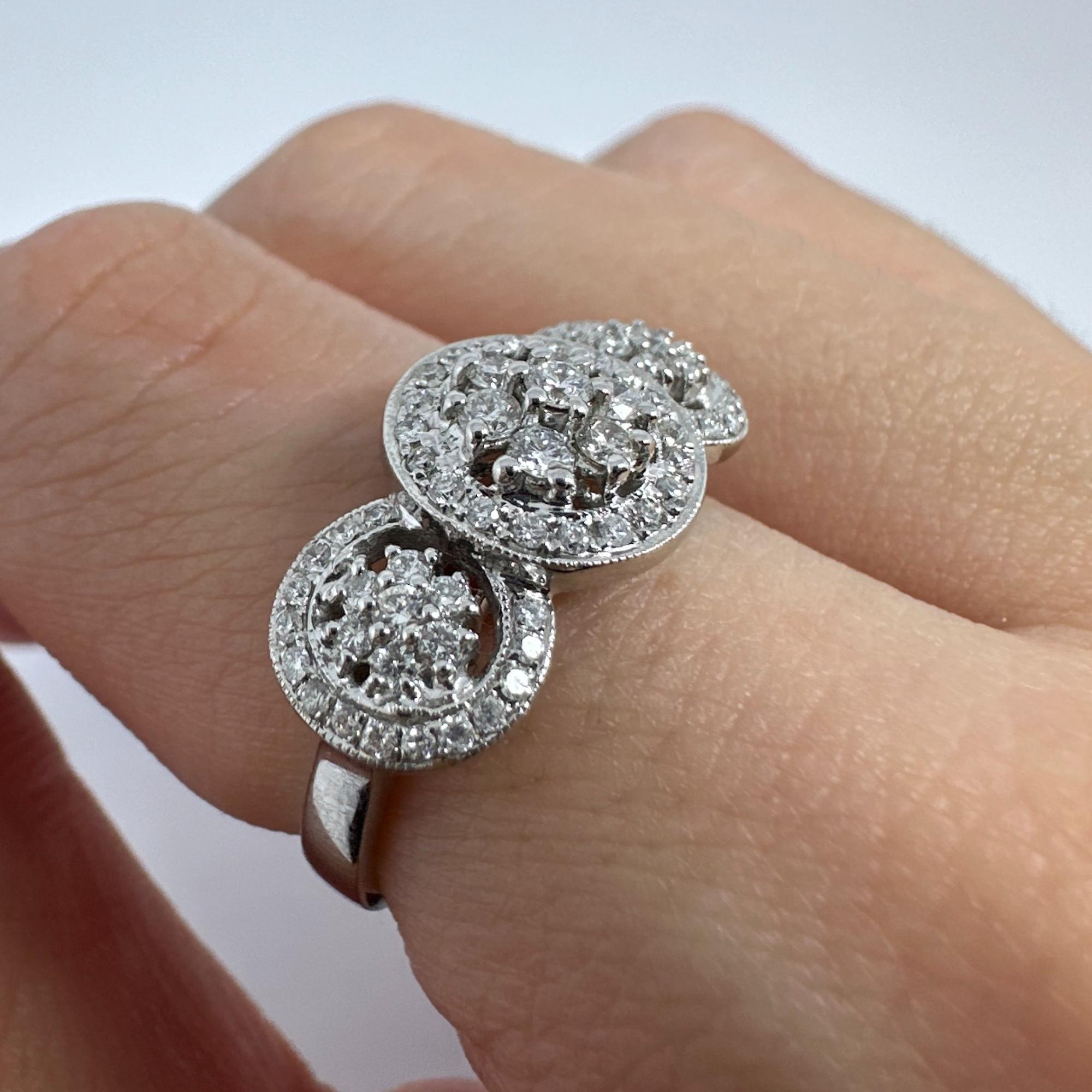 Anello a grappolo con diamanti in oro bianco 18k in vendita 6