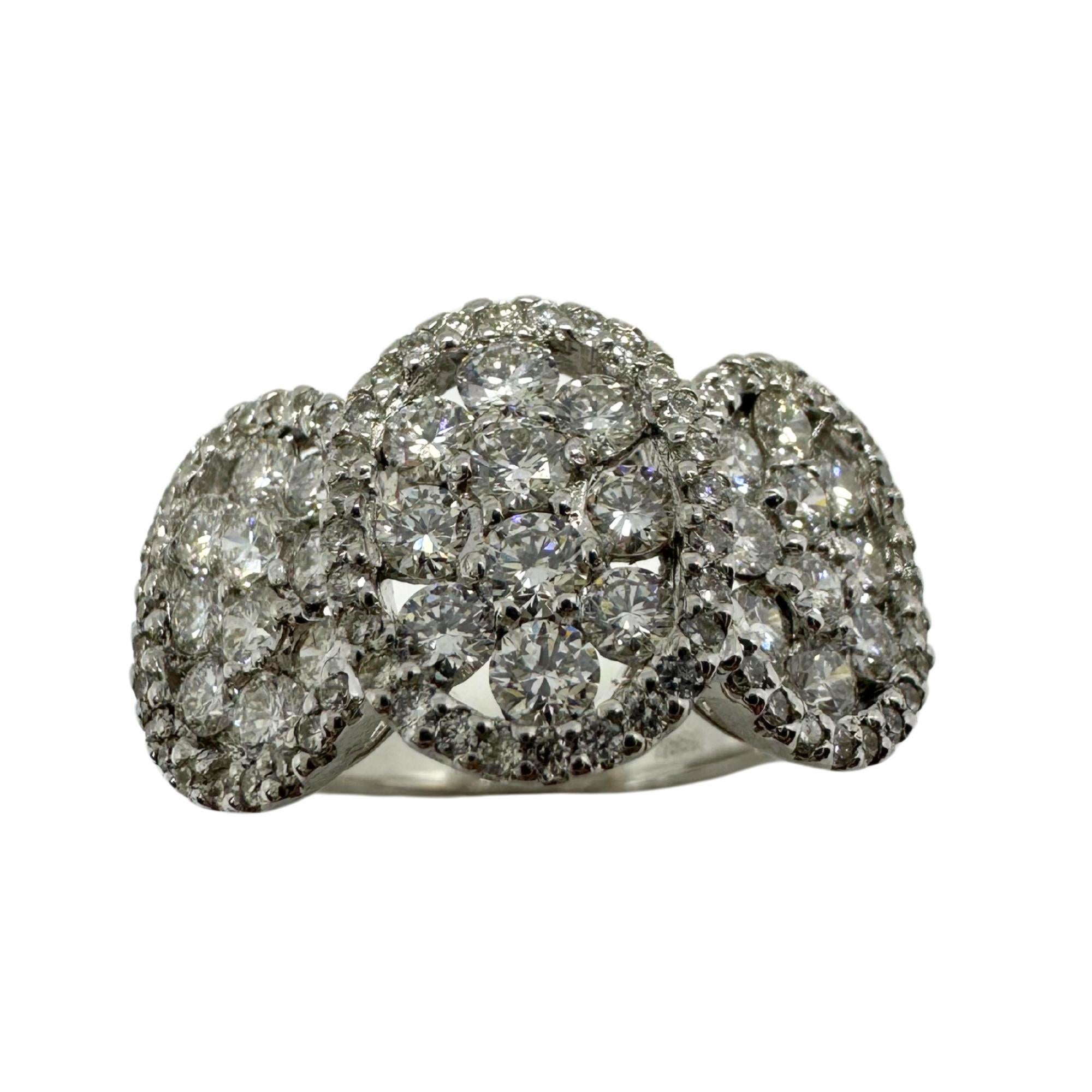 18K Weißgold Diamant-Cluster-Ring, 5,3 Gramm, Größe 5,75. Das Design besteht aus drei sich überlappenden Diamantengruppen, die jeweils mit runden Diamanten von insgesamt 1,44 Karat besetzt sind und einen floral inspirierten Look mit
