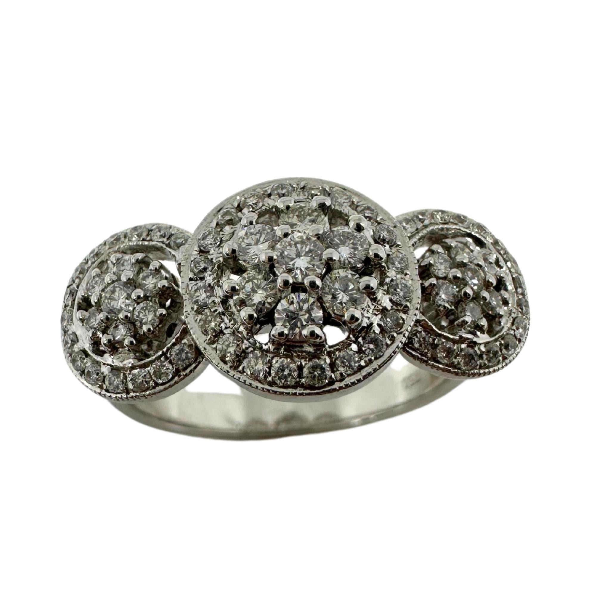 Anello a grappolo con diamanti in oro bianco 18k
Condit: In buone condizioni, con qualche lieve usura superficiale dovuta all'età. 
Misura dell'anello: 6,75
Marcature: 