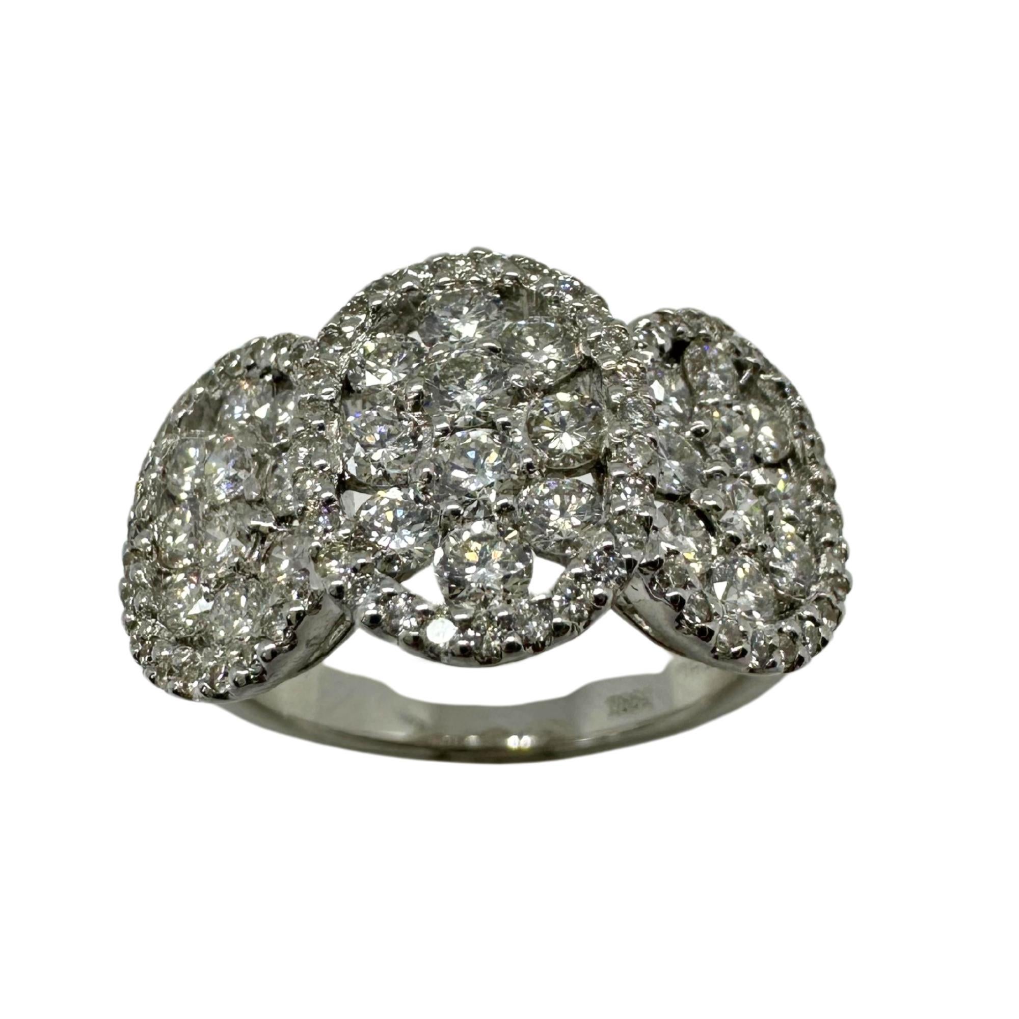 18 Karat Weißgold Diamant-Cluster-Ring (Rundschliff) im Angebot