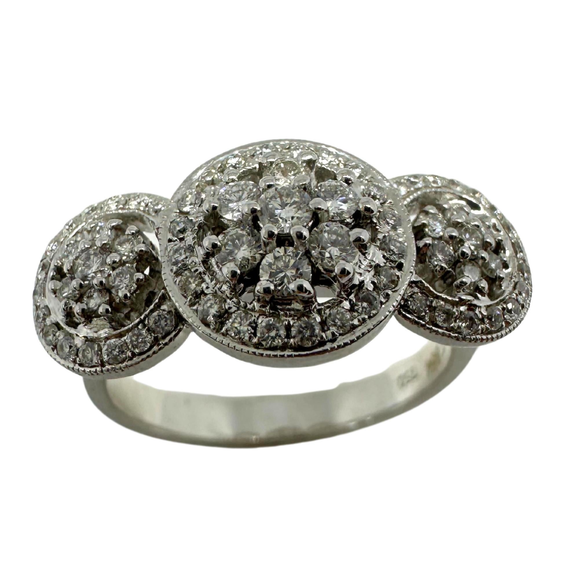 Taglio rotondo Anello a grappolo con diamanti in oro bianco 18k in vendita