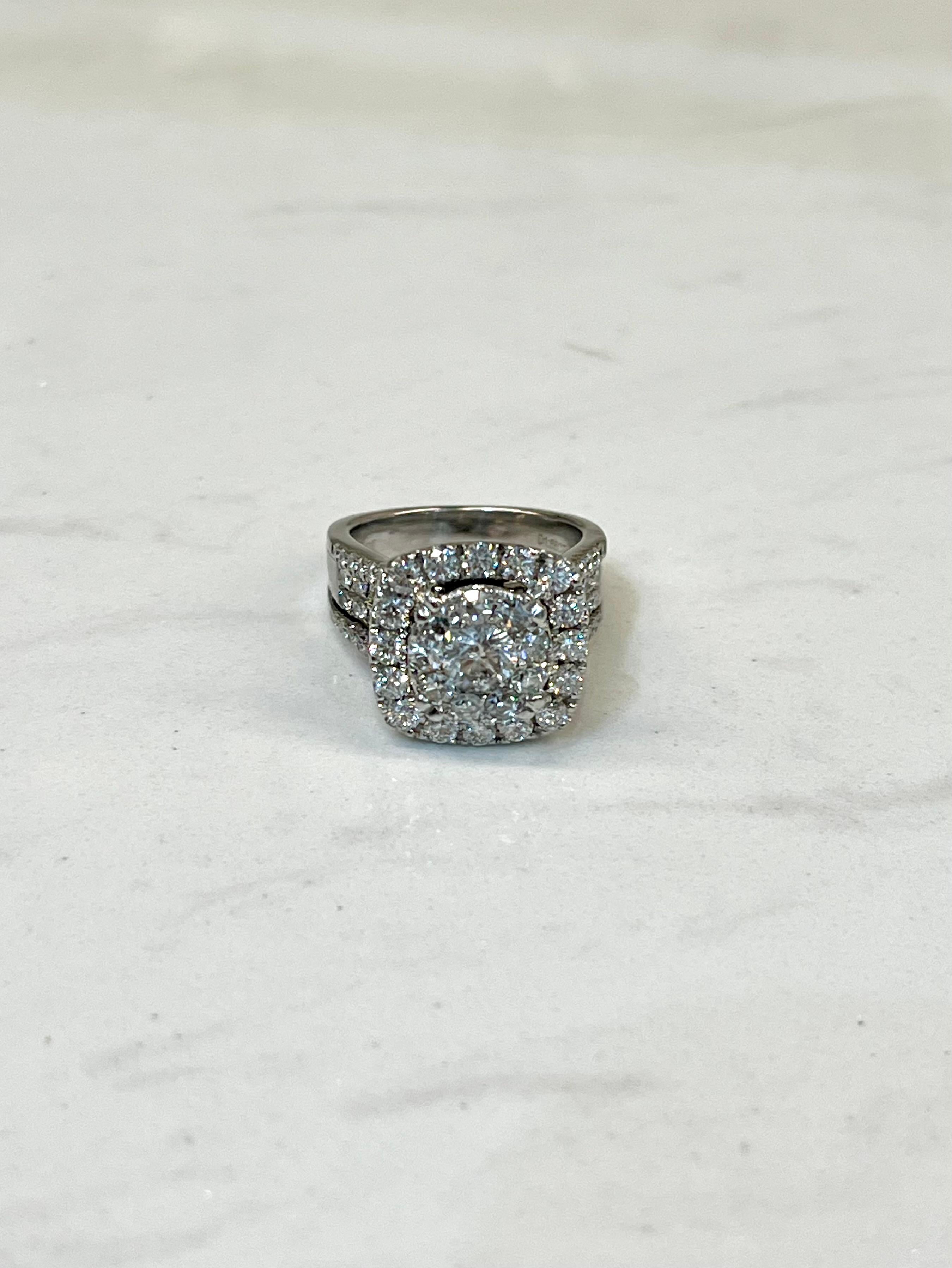 18K White Gold Diamond Cluster Ring In Good Condition For Sale In Naples, FL