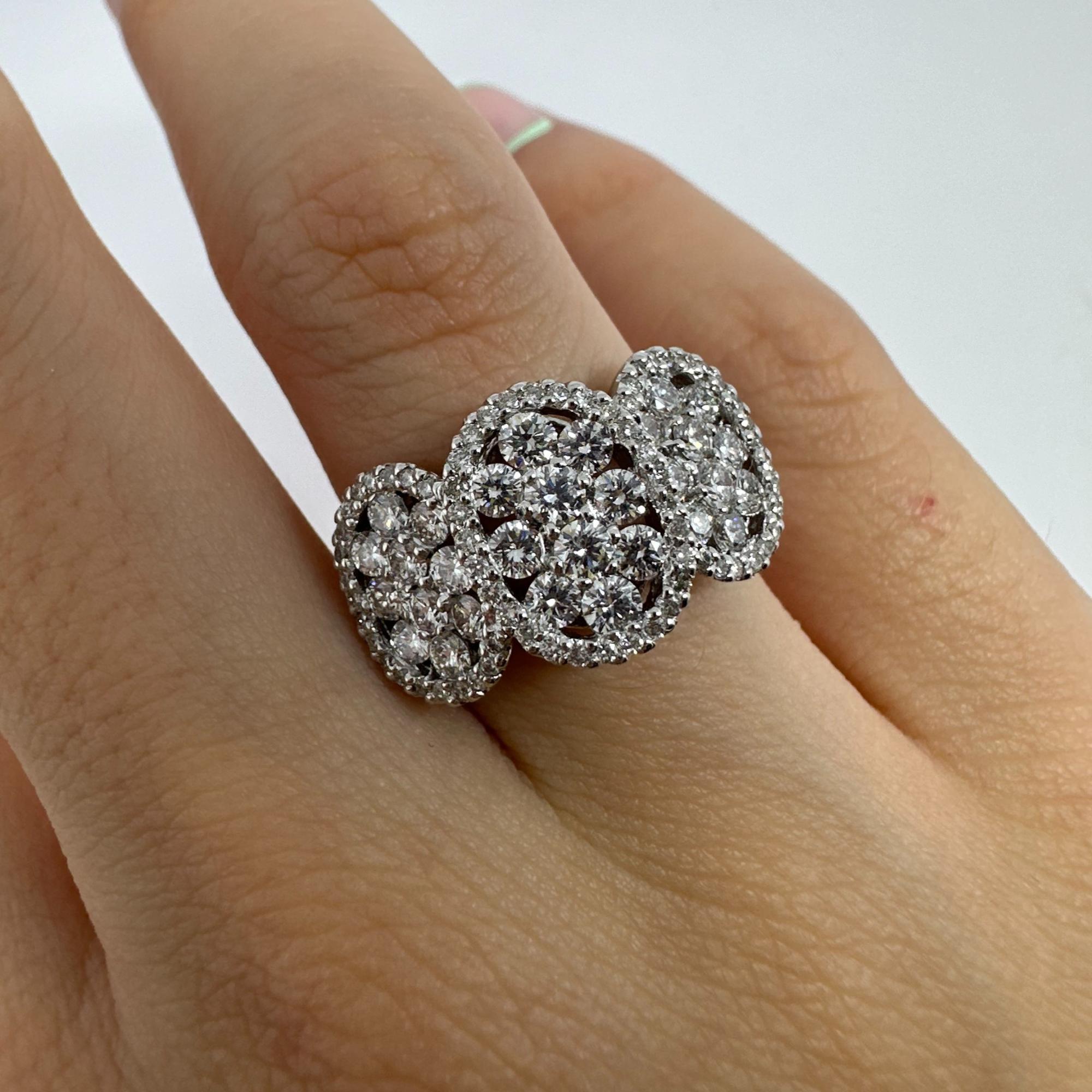 18 Karat Weißgold Diamant-Cluster-Ring im Zustand „Gut“ im Angebot in New York, NY