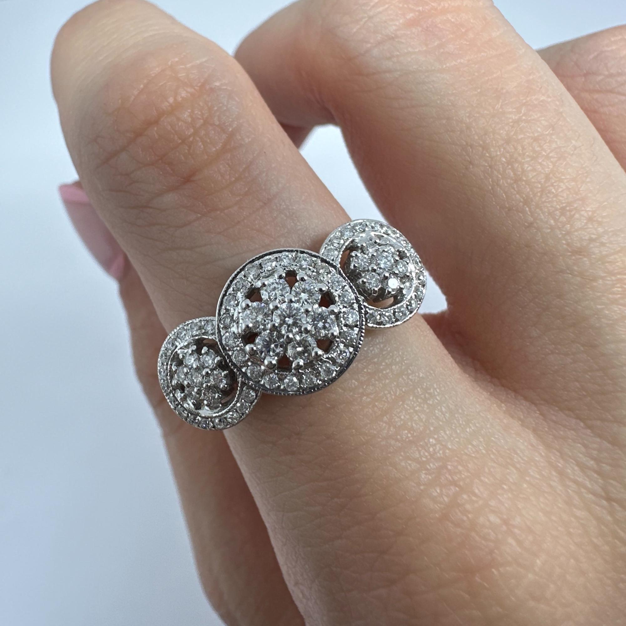 Anello a grappolo con diamanti in oro bianco 18k In condizioni buone in vendita a New York, NY