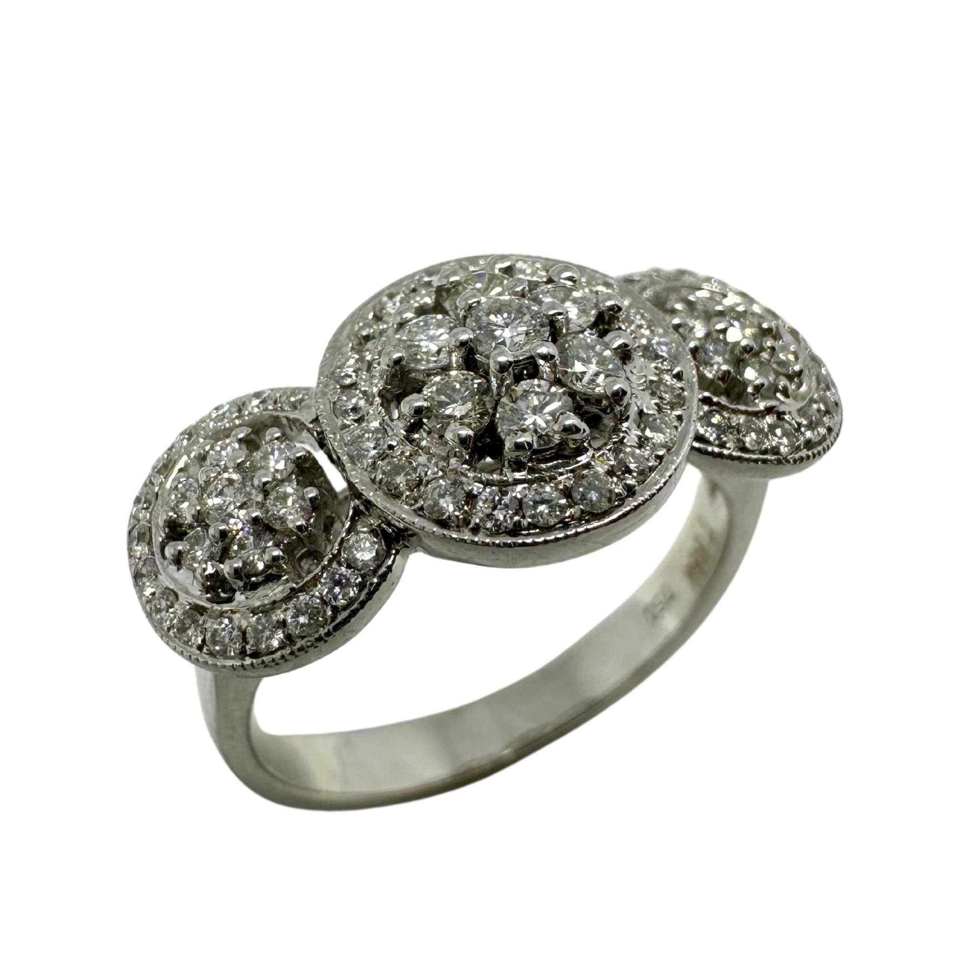 Donna Anello a grappolo con diamanti in oro bianco 18k in vendita
