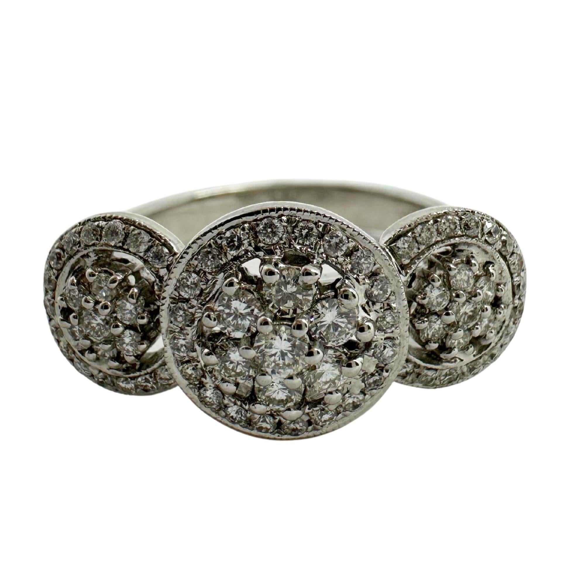 Anello a grappolo con diamanti in oro bianco 18k in vendita 1