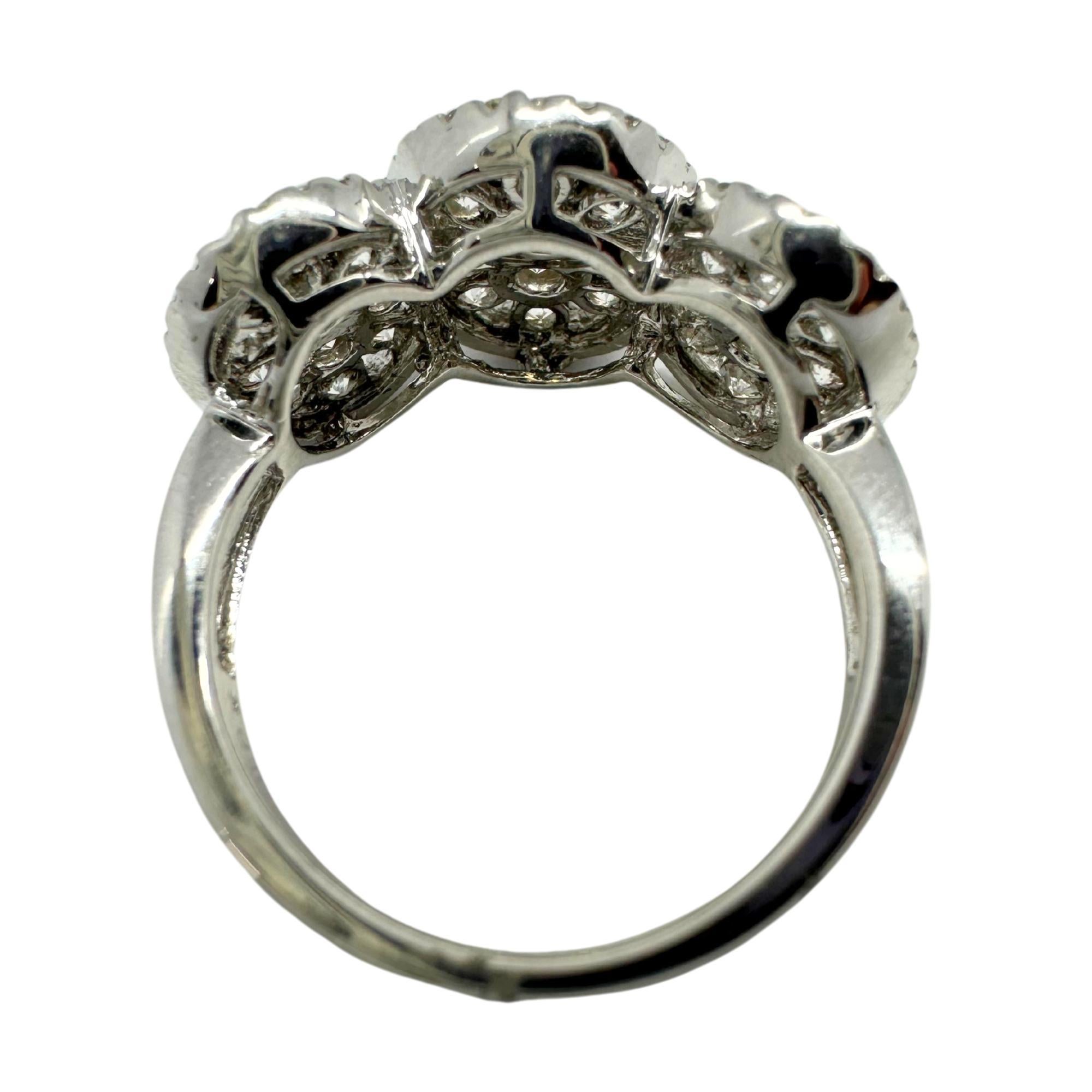 18 Karat Weißgold Diamant-Cluster-Ring im Angebot 2