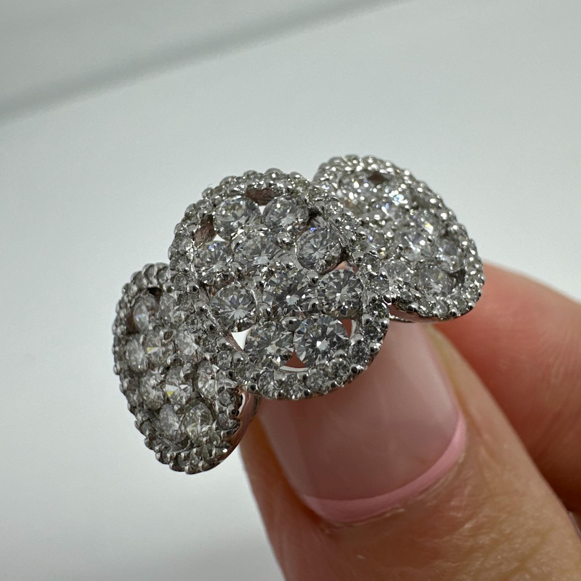 18 Karat Weißgold Diamant-Cluster-Ring im Angebot 3