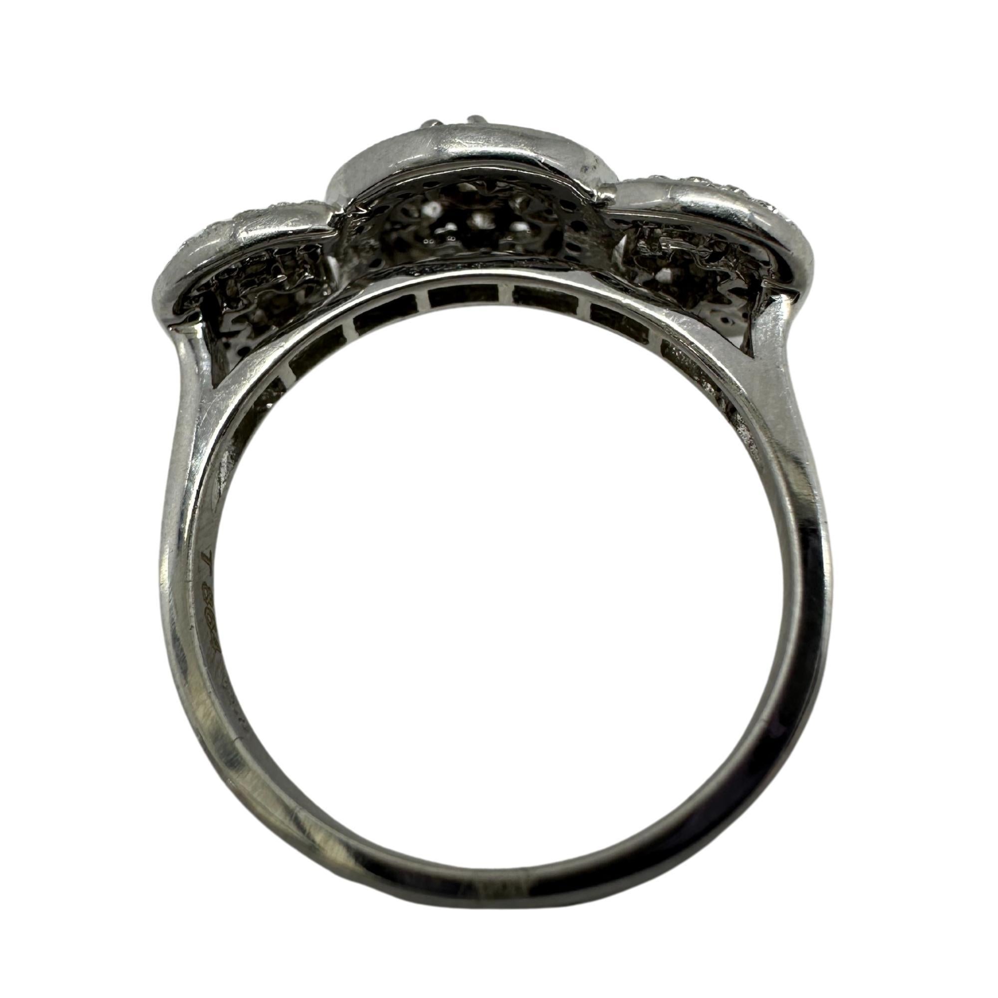 Anello a grappolo con diamanti in oro bianco 18k in vendita 3