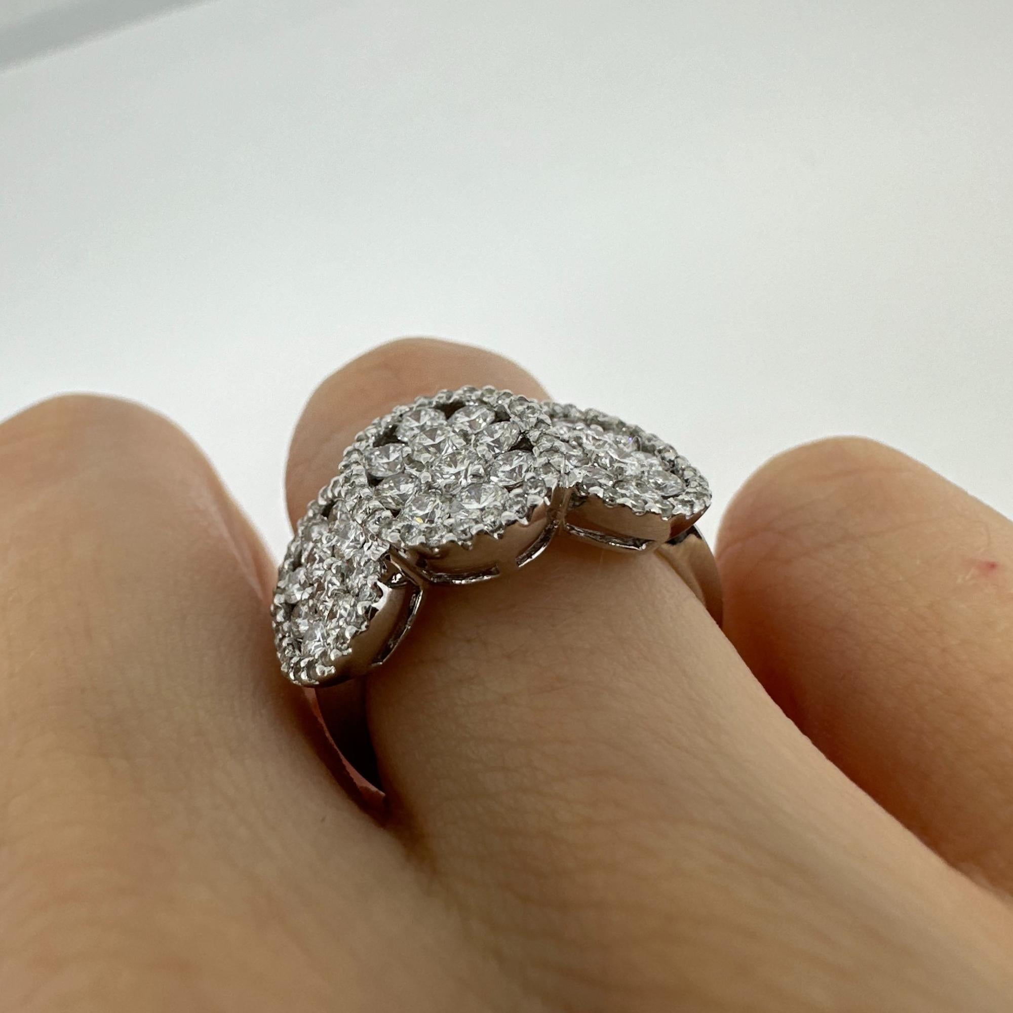 18 Karat Weißgold Diamant-Cluster-Ring im Angebot 4