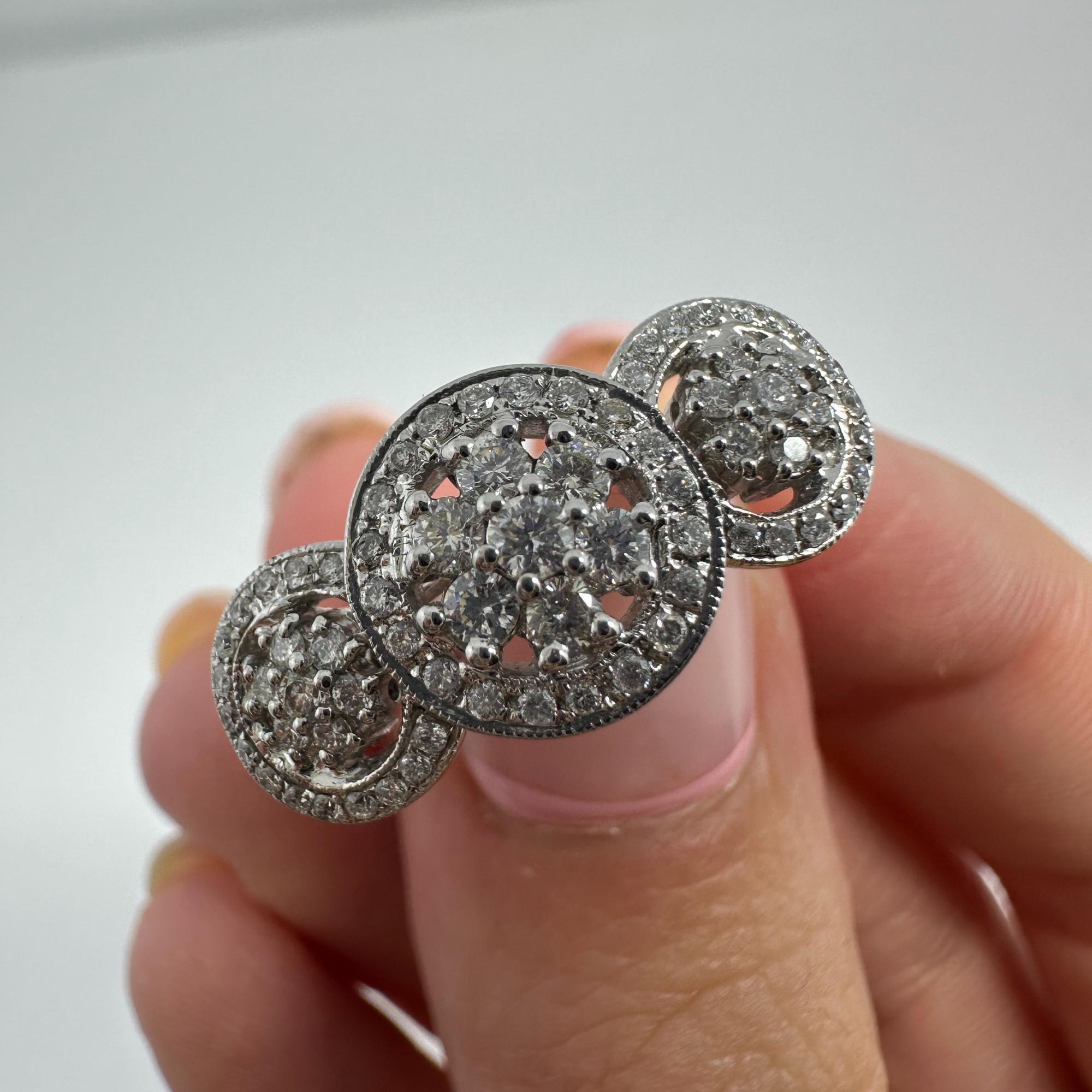Anello a grappolo con diamanti in oro bianco 18k in vendita 4
