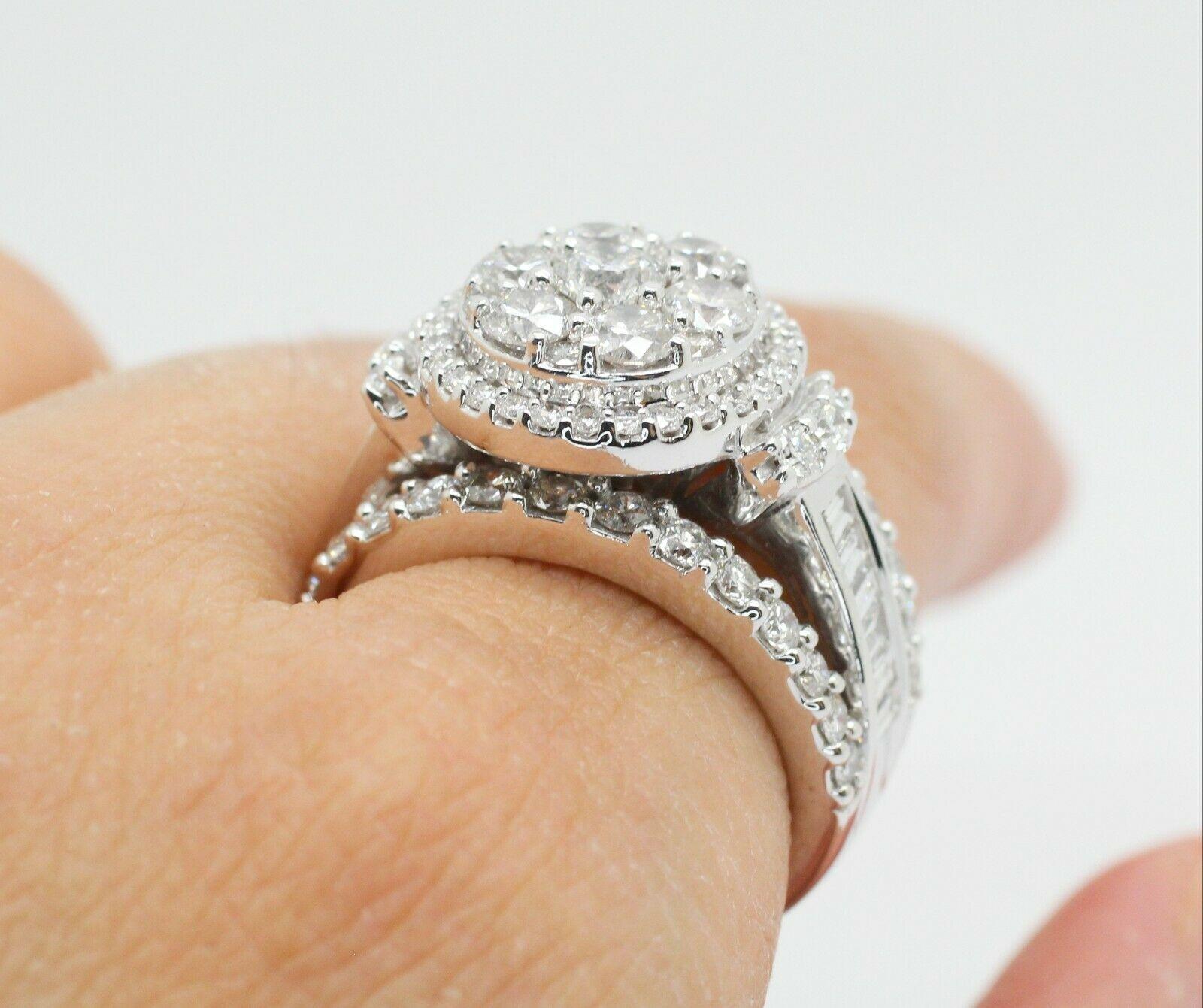 18k White Gold Diamond Cluster Round and Baguette Ring In Excellent Condition In Los Angeles, CA